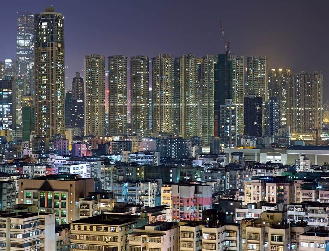 National Geographic Travelさんのインスタグラム写真 - (National Geographic TravelInstagram)「Photo by @mborowick | Hong Kong is one of the most dense cities I’ve ever traveled to. With a current population of almost 7.5 million people, most residential buildings go straight up into the sky instead of spread out like many other large cities throughout the world. There are over 9,000 high-rises, with more than 1,500 of them being considered skyscrapers which stand over 100 meters. #hongkong #travel #city #explore」8月17日 22時02分 - natgeotravel