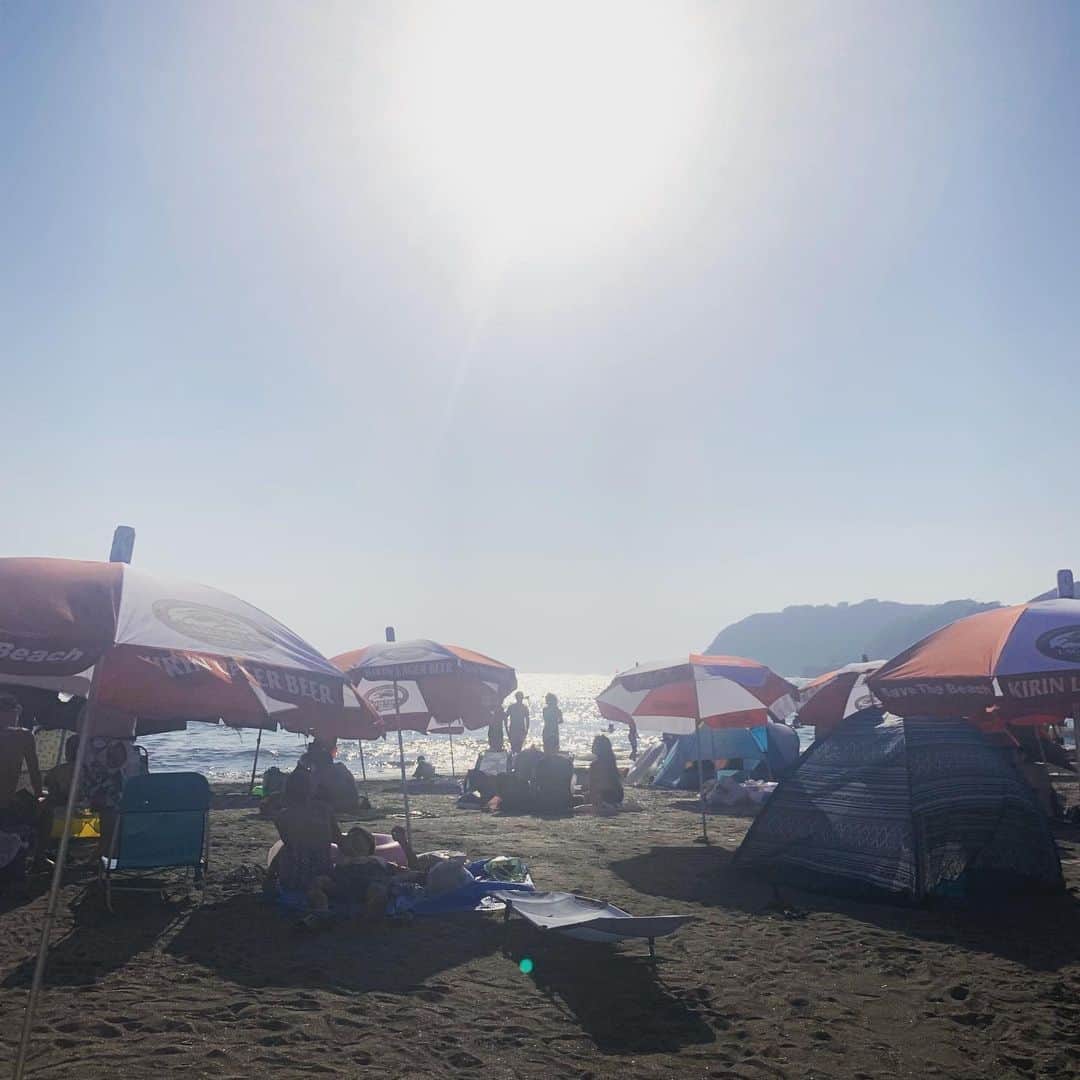 クリス智子さんのインスタグラム写真 - (クリス智子Instagram)「2019、ようやく、海に出ました🏖  さすがに今日は混んでた！」8月17日 22時02分 - chris_tomoko