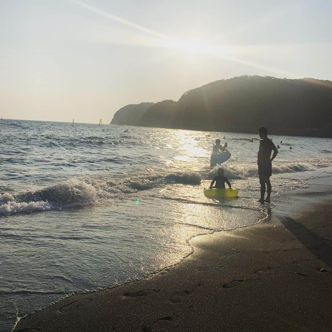 クリス智子さんのインスタグラム写真 - (クリス智子Instagram)「2019、ようやく、海に出ました🏖  さすがに今日は混んでた！」8月17日 22時02分 - chris_tomoko