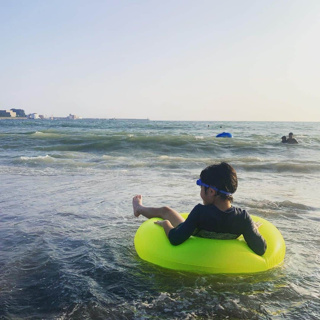 クリス智子さんのインスタグラム写真 - (クリス智子Instagram)「2019、ようやく、海に出ました🏖  さすがに今日は混んでた！」8月17日 22時02分 - chris_tomoko