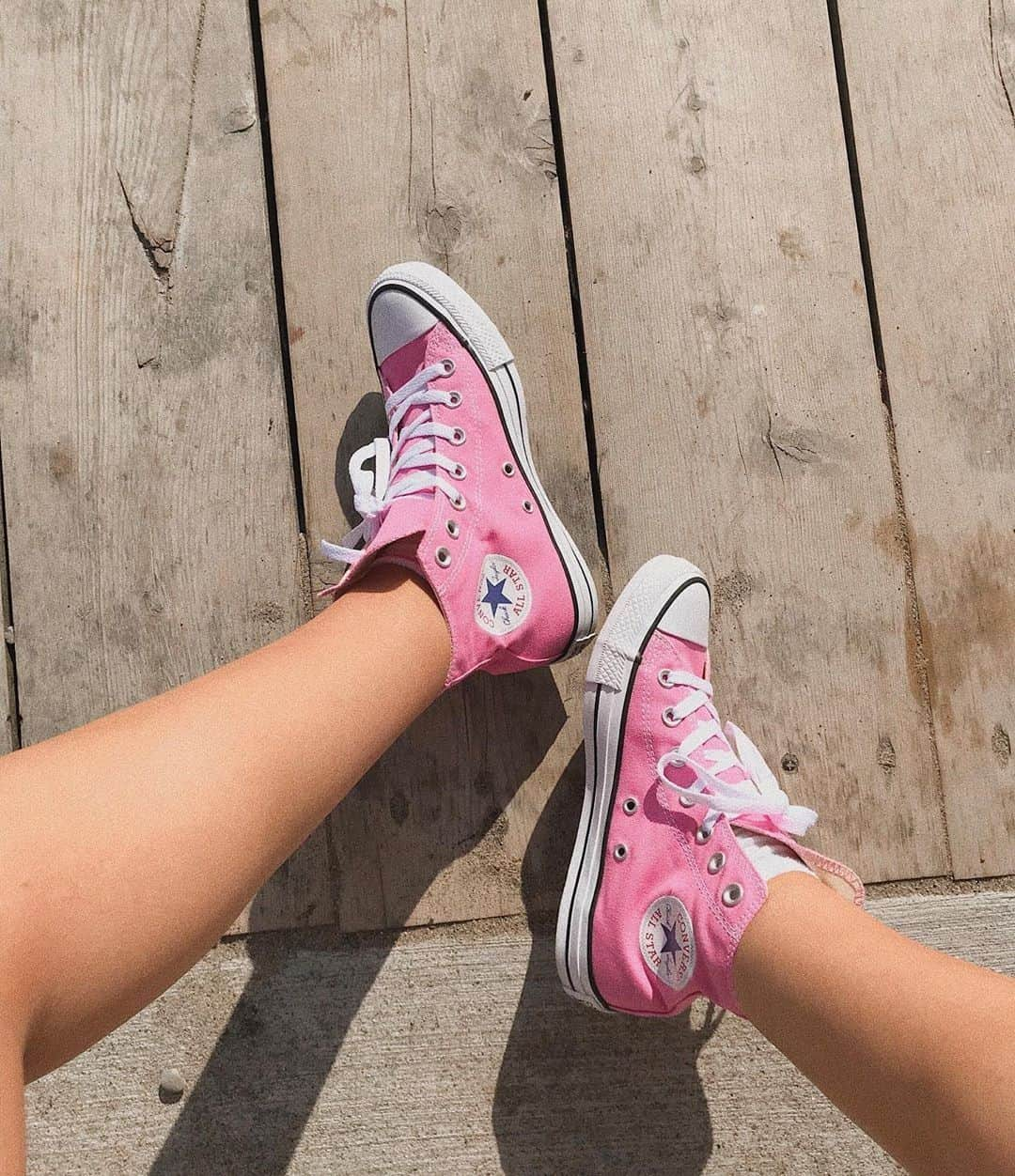 ASOSさんのインスタグラム写真 - (ASOSInstagram)「If you were a pair of trainers, what pair would you be? 👇 📸 @maddiebriell 🔎 Converse Chuck 70 trainers in pink (1480602)」8月17日 22時05分 - asos