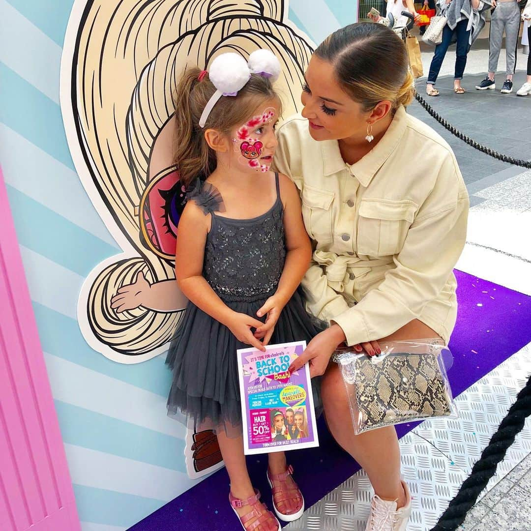 ジャクリーン・ジョッサさんのインスタグラム写真 - (ジャクリーン・ジョッサInstagram)「Ella and I were just at @claireseurope for the 'Back To School Bash' and we had a GREAT time! 🎉 It’s going on until Monday the 19th August at Westfield Shopping Centre in White City, London. We loved the sparkle makeovers ✨#BackToClaires @clairesstores #ad」8月17日 22時05分 - jacjossa