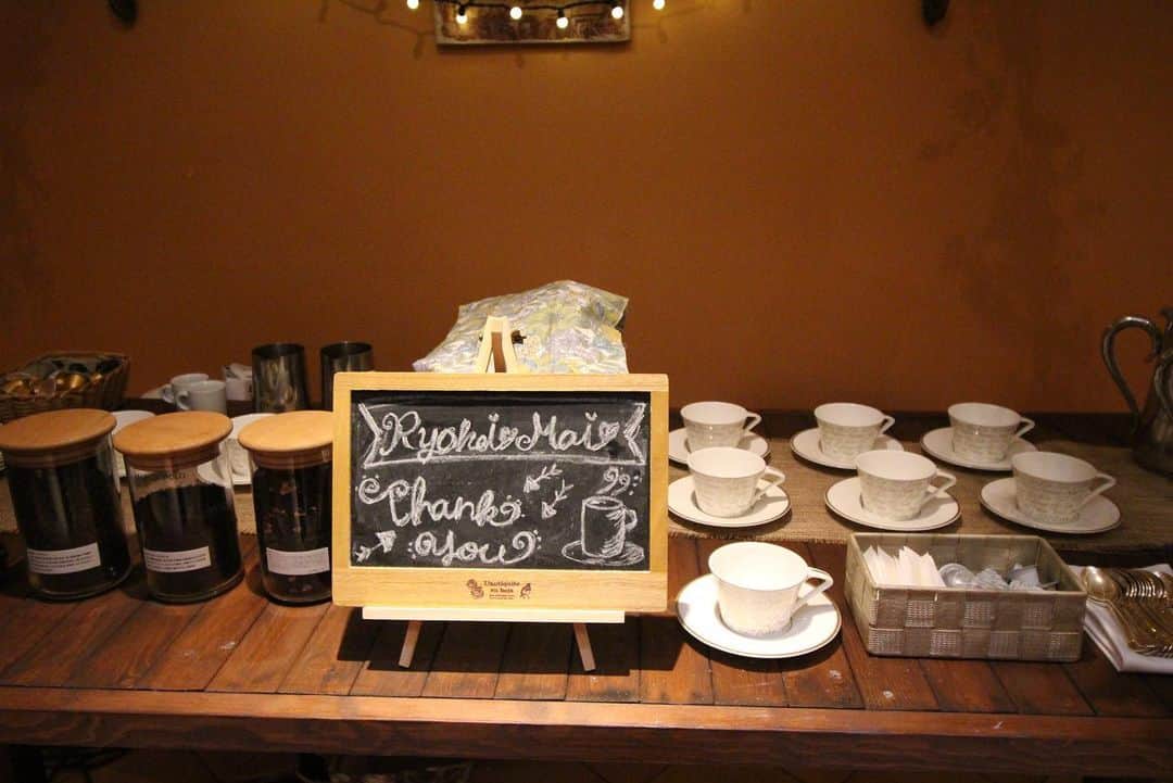 ヴィラデマリアージュさいたまのインスタグラム：「—Party Report— . “Café” Ryohei & Mai's mariage . . 休日はカフェデートが定番なお二人 . 緑に囲まれ・コーヒーの香りが漂い ゆったりと過ごす・・・ . そんな空間が結婚式でつくれたら・・ . そんな想いで作られたウェルカムスペースは カフェに来て頂いたゲストへの おもてなしを沢山ご用意してお出迎え！ . . . テーブルラウンドは お二人のお子様へ宛てたお手紙ラウンド . ゲストの皆に20年後のお子様へ向け お手紙を書いてもらいました。 . この箱を開けるとき20歳になったお子さんは、 どんなリアクションだろう・・・ そして、20年後は子育ても一段落。 . 20年後は二人の時間が沢山とれるね・・ カフェめぐりも沢山しようね・・・ それまで、夫婦仲良くやっていこう！ . . そんな温かな心のこもった結婚式でした  Bon Mariages! . . #villasdesmariages#ヴィラデマリアージュ#ヴィラデマリアージュさいたま#結婚式レポート#結婚式場#ウェディング#wedding#ブライダルフェア  #式場見学#大宮結婚式場#結婚式場探し#式場探し#南フランス #ウェディングネーム#weddingname#コンセプトウェディング#プレ花嫁#プレ花嫁準備#プレ花嫁さんと繋がりたい#卒花嫁#卒花嫁レポ#卒花嫁さんとも繋がりたい#weddingphotography#weddingphotos#weddingphoto#ウェディングフォト」