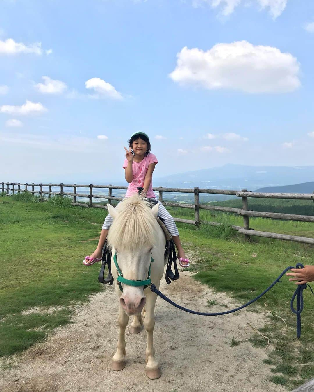 柴犬はなこ Shibainu Hanakoさんのインスタグラム写真 - (柴犬はなこ Shibainu HanakoInstagram)「Happy enjoy summer day!Come on Mt.Aso,kumamoto!🏞🎣🏇夏休み、してきたー！水は冷たく晴れて山はキレイだった😌✨阿蘇大好き！ケータイ瀕死で写真がほぼナシw #shiba #dog #shibainu #犬 #柴犬 #犬とこども #水遊び #阿蘇 #aso #乗馬 #rideahorse #酪農マザーズ阿蘇ミルク牧場」8月17日 22時07分 - kiki_beee