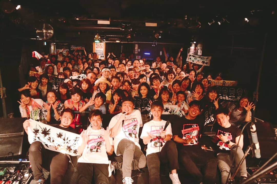 ユウイチのインスタグラム：「名古屋から帰ってきたら、沖縄の先輩ジャアバーボンズさんのサポートでドラムを叩かせていただきました！それもワンマンライブ😭 * 始まる前までは緊張してましたが、メンバーさんの背中の大きさとファンの方々の音楽を心から楽しんでる姿に一発で緊張も消えました😊 * アコースティックver.でやった"放課後"という曲も、自分が中3の頃にジャアバーボンズさんと同じ高校に進むと決めた時からずっと聴いていて、毎朝制服のアイロンをかけながら、その高校で撮影されたMVを見ていた思い出が蘇ったし、当時の自分にこのバンドの後ろでドラム叩いてるよって言ってあげたい🤦‍♀️ * 本当に素敵な空間のライブでした！ ありがとうございました！！ * #drum #drums #drumday #practice #dw9000xf #dwdrums #zildjian #zildjiancymbals #wincent #wincentsticks #jordan #nike #newbalance #okinawa #japan #沖縄 #ドラマー #ドラム #roland #td_30 #spdsx #civilianskunk #シベスカ #aspr #アサプラヘッド」
