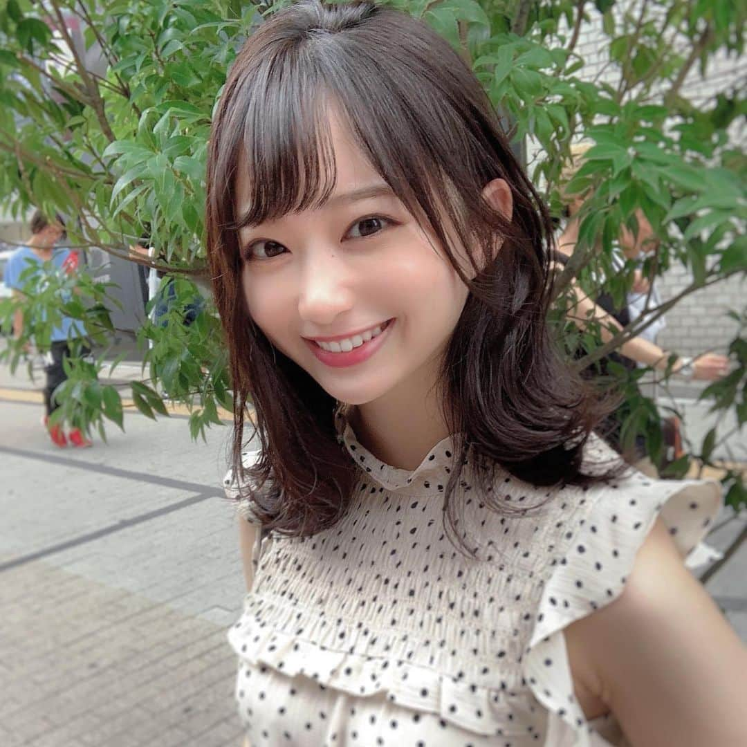 及川天和さんのインスタグラム写真 - (及川天和Instagram)「✨スワイプ→で#ミディアム にビフォーアフター✨ 【 #てんかわっ で大変身】 敷居が高くないですよ！！お電話でご予約可能です🙆‍♂️✨ ・ ・ ぜひ一度ご来店ください🙇🏻‍♂️✨ ぜひ てん をご指名でお待ちしています✨ ・ #眉カット もあります🍀 ☺︎ 髪型で悩まれてるならお任せください☺︎ ・ 人の第一印象は髪が大事！ 敷居が高いと思わないでぜひご予約ください☺︎✨ ・ オフィスで使える#暗髪 カラーやミディアムからロングまで！好印象なヘアスタイルを作るが得意です☺︎✨ ・ ・ 大切なヘアスタイルはぜひ担当させてください🙇 いつも見て頂きありがとうございます✨ ・ ご予約はお電話が一番とりやすいです👌 電話だと意外と予約とれます！✨ 透明感◎可愛いカラーはぜひ✂︎ ！ ・ 及川のヘアカタログはプロフィールから見て頂ければ幸いです！！ ホットペッパーはブックマークがオススメです🙇 ・ ＊ 本当にいつもご来店ありがとうございます＊ ・ ・ #新宿 #ショートヘア #新宿美容室 #イルミナカラー #前髪カット #color #メイク #前髪#縮毛矯正 #アイメイク #アイシャドウ #ショートヘア #トレンド #梅田美容室 #make #makeup #ミディアムヘア #ウェディングヘア #横浜#池袋美容室#大阪美容室 #イルミナカラー#大宮美容室#横浜美容室#似合わせ  #シースルーバング#結婚式#ウェディングドレス#前髪」8月17日 22時14分 - tenhouo