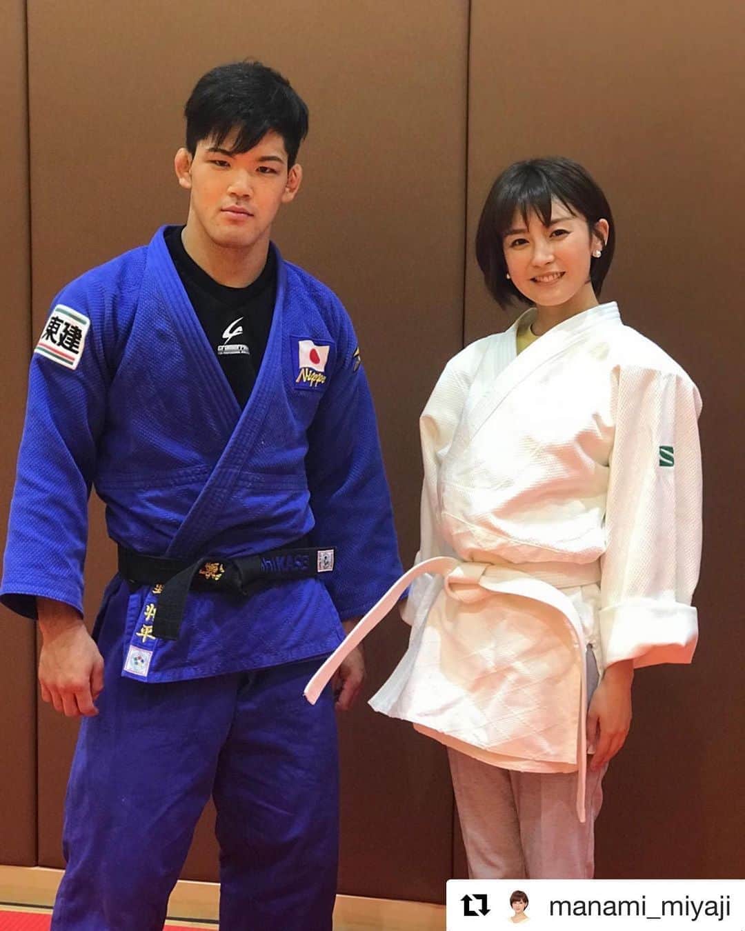 のインスタグラム：「正座を我慢しての取材、根性ある同級生！ 明日のスパークと情熱の鼓動、見てください！ @manami_miyaji  #宮司愛海#アナウンサー#フジテレビ#スパーク#情熱の鼓動#同級生#柔道#旭化成#天理  #Repost @manami_miyaji with @get_repost ・・・ あす放送の「村上信五∞情熱の鼓動」お知らせ第一弾！ あす8/18(日)25:55〜は、リオオリンピック金メダリスト 柔道・大野将平選手と、同じくリオ銅メダリスト バドミントン ・奥原希望選手です。 大野選手には、明大中野中高柔道部で指導中のところお邪魔してお話を伺ってきました(^^) 同い年ながら、その堂々とした振る舞いと柔道への向き合い、そしてある種「悟りの境地」までたどり着いた柔道観に私自身も大変刺激を受けました...。 意外だったのは「自分の柔道人生で今後楽しいことは一切ない」というお話。それだけ頂点を目指すということは苦しく辛いことなのだと改めてハッとする思いでしたが、そう言い切る大野選手の痛快さと、ある道を極めた人が辿りつく境地は「楽しい」だけではないのだという気づきがありました。  練習後には、大野選手のご厚意で個人的に柔道指導をしていただきました！笑 組み手や前回り受け身に一本背負い...私なんかがすみません。。涙 (放送には入っておりません！笑) . #柔道 #大野将平 選手 #天理大学 #73kg級 #世界柔道 は #8月25日から！ #その道は一本」