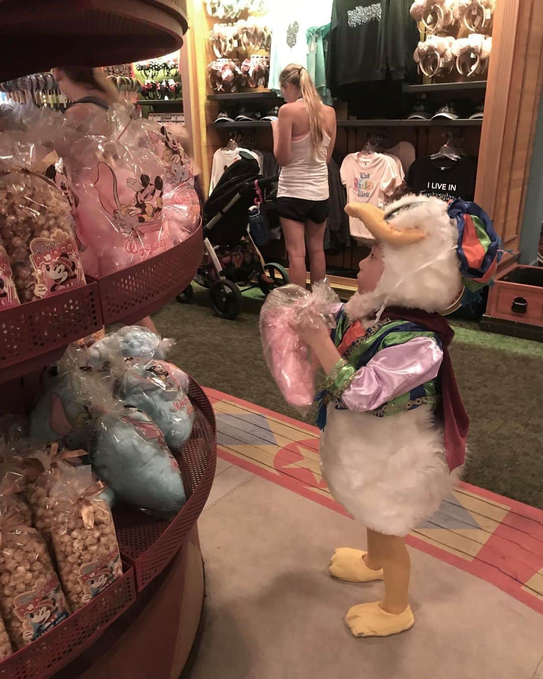 tiahy__のインスタグラム：「cotton candy. . . . . このcotton candyは見た目もパッケージも可愛くて、毎回買ってしまうtaiちゃん. . 迷わずpink. . . 6枚目7枚目はDonaldの留守をmini Donaldが守っていた様子. 8枚目はやっと会えて大喜びの様子♡. . . . #donald_taia #wdw#epcot#waltdisneyworld#magickingdom#taiacostume#disney#disneybaby#disneykids#disneyfamily#donald」