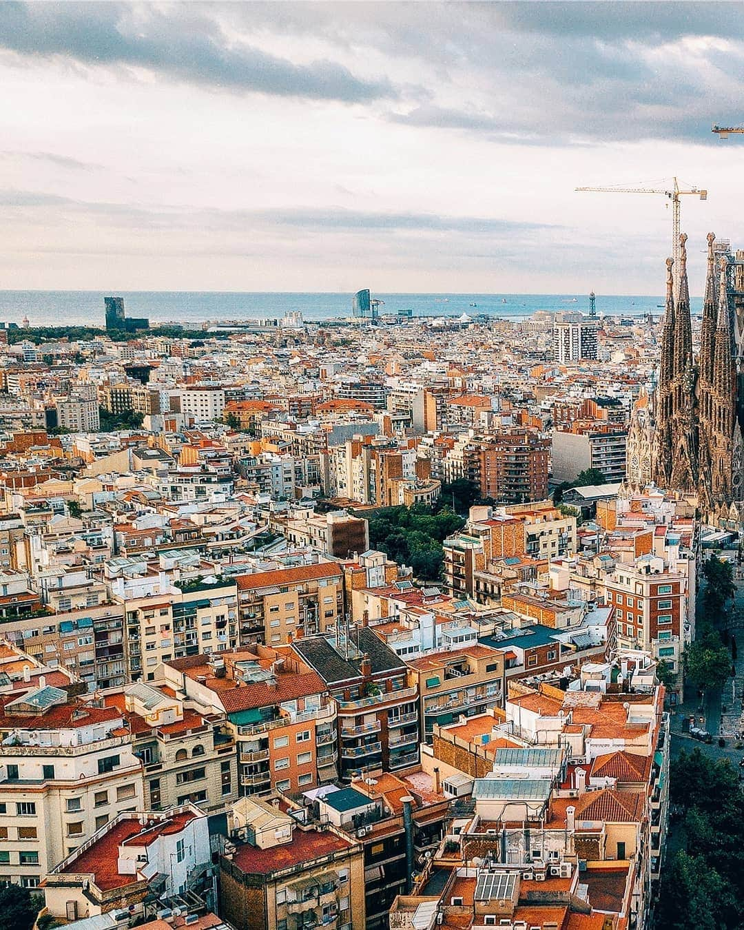 Berlin Tokyoさんのインスタグラム写真 - (Berlin TokyoInstagram)「Being the sublime presence in the heart of the city, Sagrada Familia redefines beauty with its magnificence in incompleteness. . . . #hellofrom #Barcelona , #spain . @instagram #instagram」8月17日 22時15分 - tokio_kid