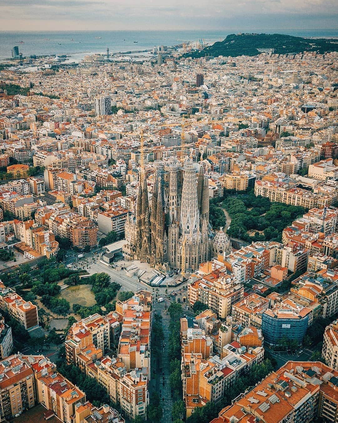 Berlin Tokyoさんのインスタグラム写真 - (Berlin TokyoInstagram)「Being the sublime presence in the heart of the city, Sagrada Familia redefines beauty with its magnificence in incompleteness. . . . #hellofrom #Barcelona , #spain . @instagram #instagram」8月17日 22時15分 - tokio_kid