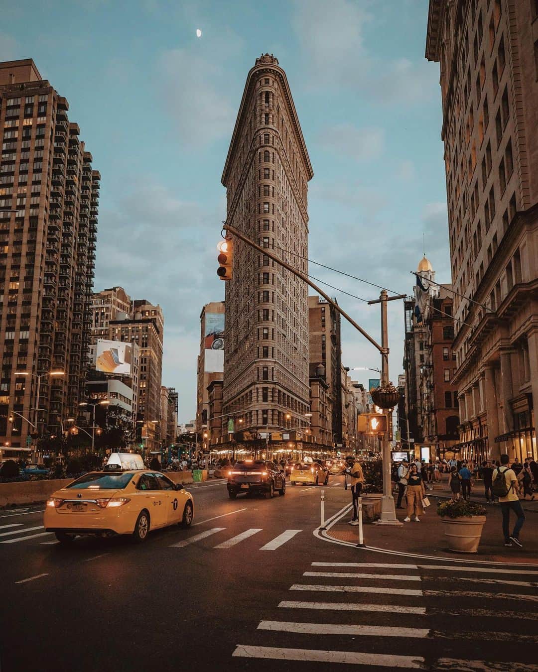 CANON USAさんのインスタグラム写真 - (CANON USAInstagram)「"Blue hour, golden lights, a taxicab and an iconic building... giving me all the NYC feels." #MyCanonStory  Photo Credit: @bustyroams Camera: #Canon EOS 5D Mark IV Lens: EF 16-35mm f/2.8L III USM Aperture: f/2.8 ISO: 2500 Shutter Speed: 1/250 sec Focal Length: 25mm」8月17日 22時18分 - canonusa
