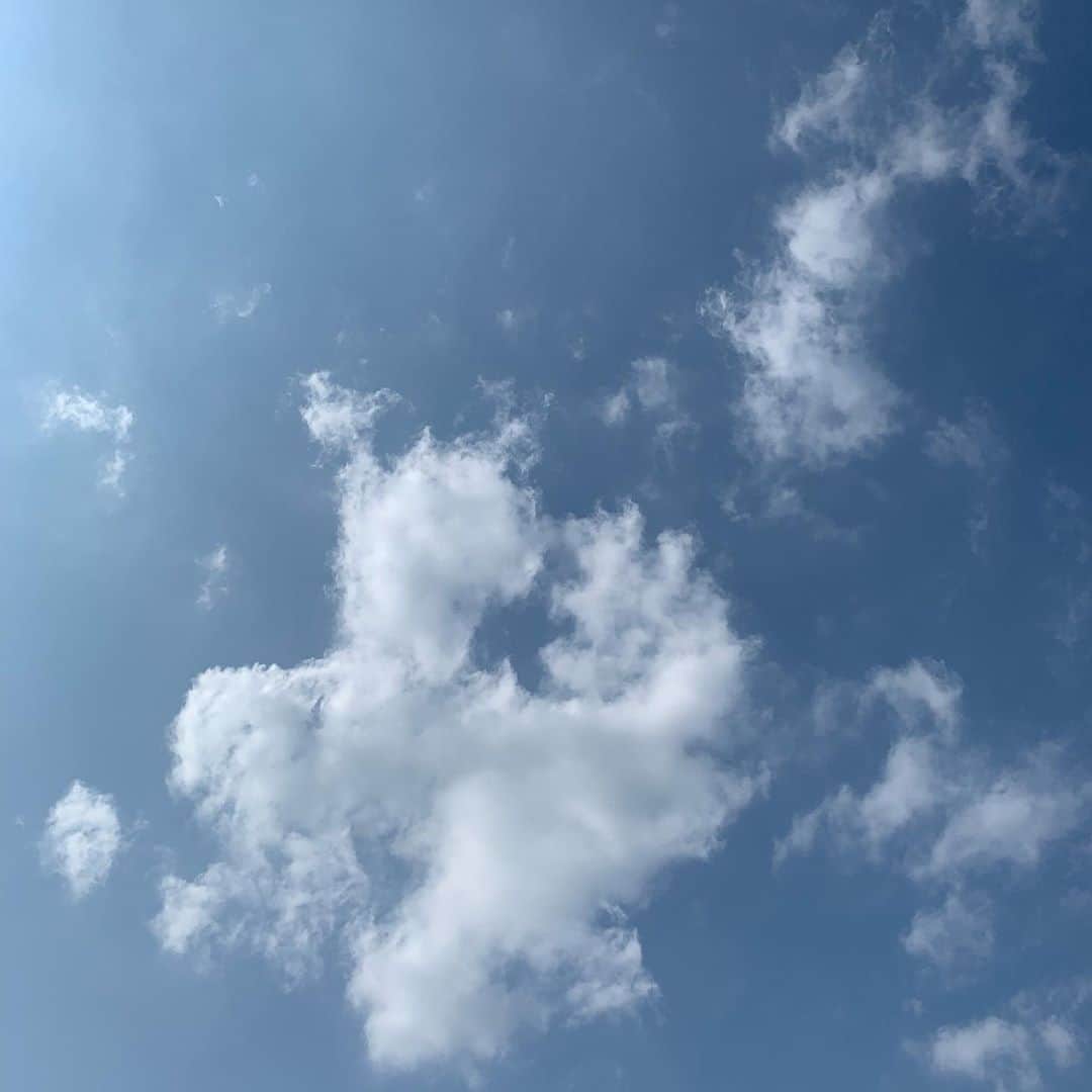 ラブリさんのインスタグラム写真 - (ラブリInstagram)「本日の空も美しい 水色の部分に少し淡くうす〜いベージュ混ぜた感じでした」8月17日 22時18分 - loveli_official