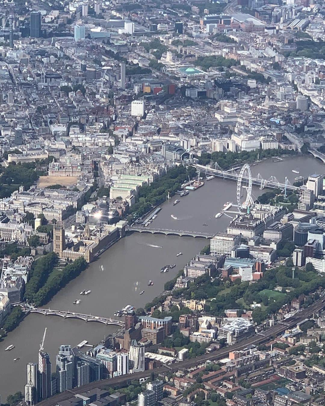 ジョン・バロウマンさんのインスタグラム写真 - (ジョン・バロウマンInstagram)「View from my window #london on @americanair 🛬 Jb  Let me know what landmarks u spot in the pictures?」8月17日 22時29分 - johnscotbarrowman