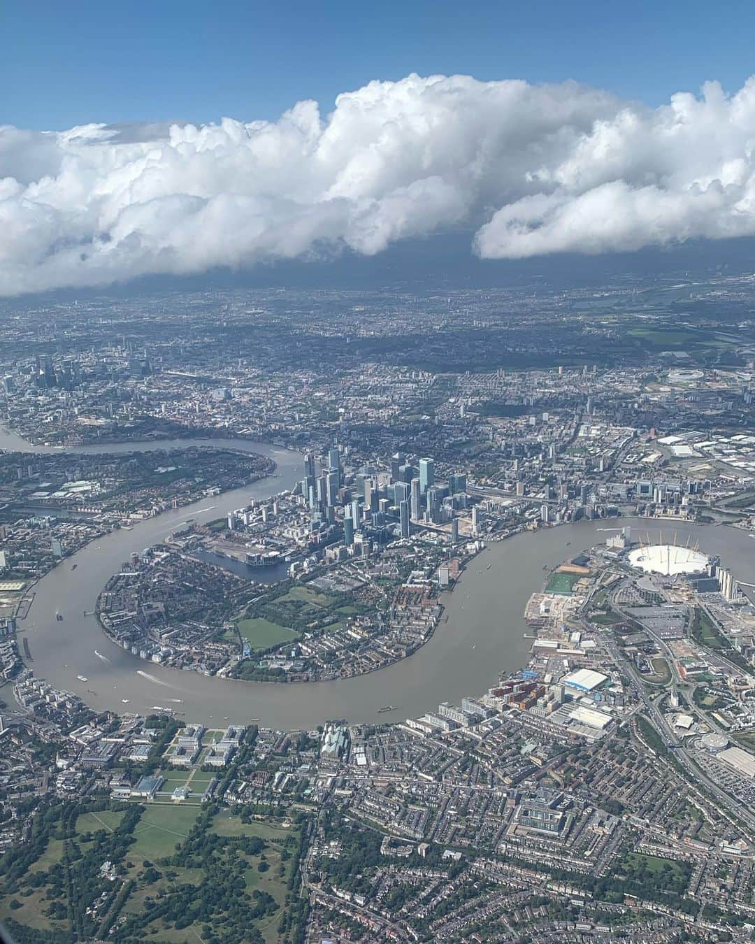 ジョン・バロウマンさんのインスタグラム写真 - (ジョン・バロウマンInstagram)「View from my window #london on @americanair 🛬 Jb  Let me know what landmarks u spot in the pictures?」8月17日 22時29分 - johnscotbarrowman