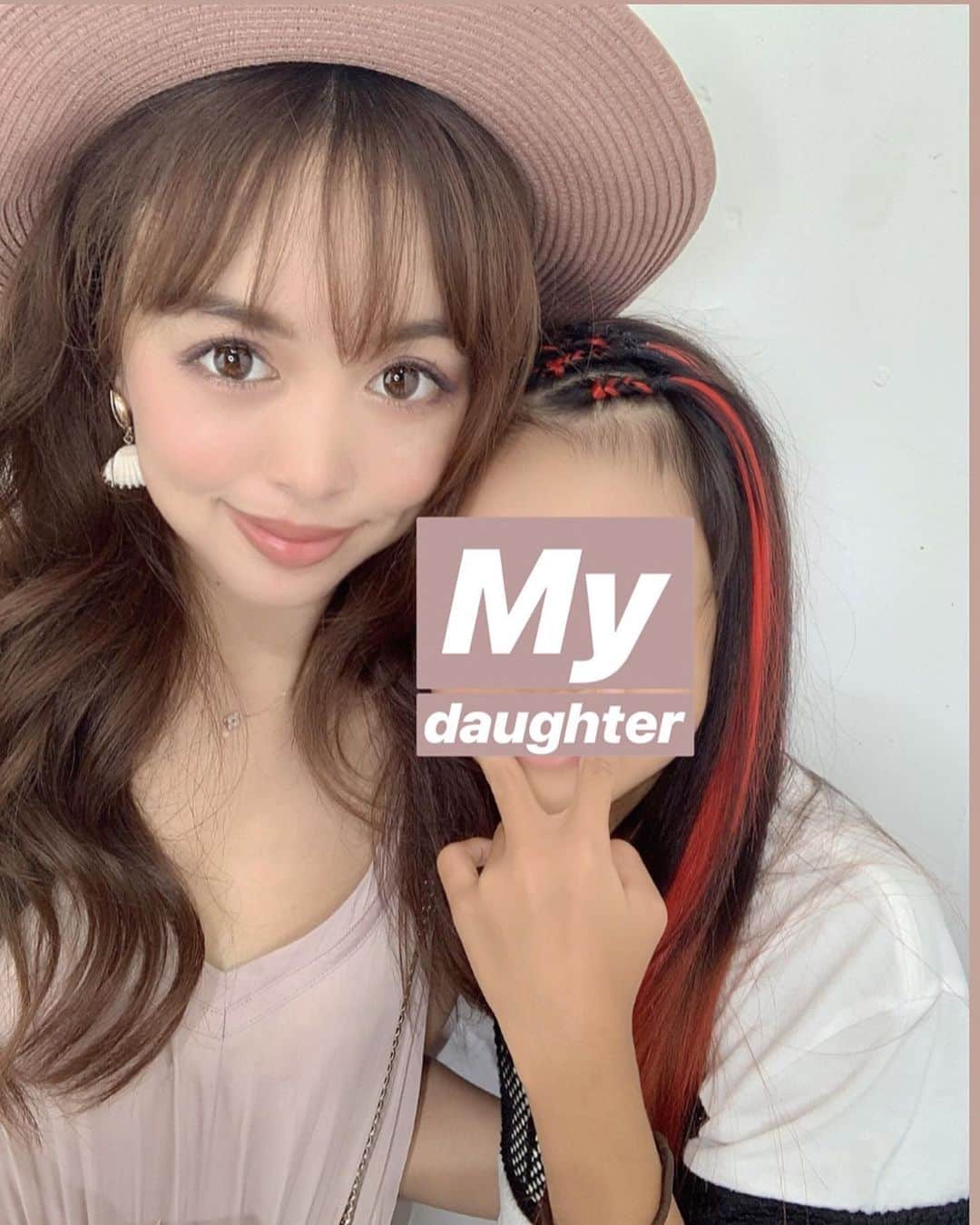 のインスタグラム：「Red Hair❣️﻿ ﻿ ﻿ 娘、人生初の❤️カラーデビュー☻✨﻿ ﻿ ﻿ 今年も Danceイベント前に﻿ up sy daisyの アイコさんに コーンローをしていただきました！！﻿ ﻿ 去年は青💙﻿ ﻿ 今年は毛先を15cm程染めました！！💓﻿ 夏休み終わったらバッサリ切る予定✂︎﻿ ﻿ ﻿ 原宿に溶け込む我が子…わら﻿ ﻿ ﻿ なんだか後ろ姿がお姉さんに見えましたw﻿ 年々ギャル二世になってる気が。ww ﻿ ﻿ あいこさんいつも優しくて、上手くて﻿、子どもに優しくて助かります♡ ありがとうございました♡😊﻿ ﻿ ﻿」