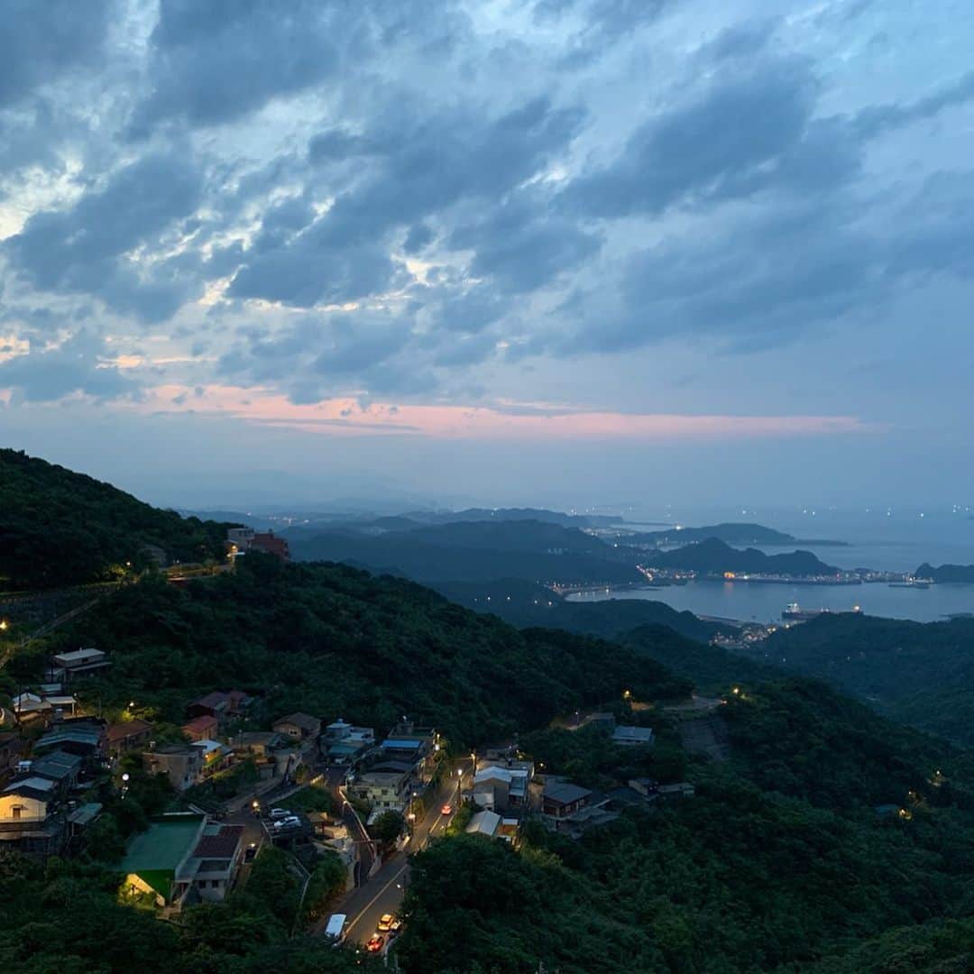横田ひかるさんのインスタグラム写真 - (横田ひかるInstagram)「日が沈むまでずーと眺めてた。 天気も良くて、ブルーが綺麗な景色🦋✨ 戻りたいなぁ  #台湾 #九份」8月17日 22時22分 - _rncn950805
