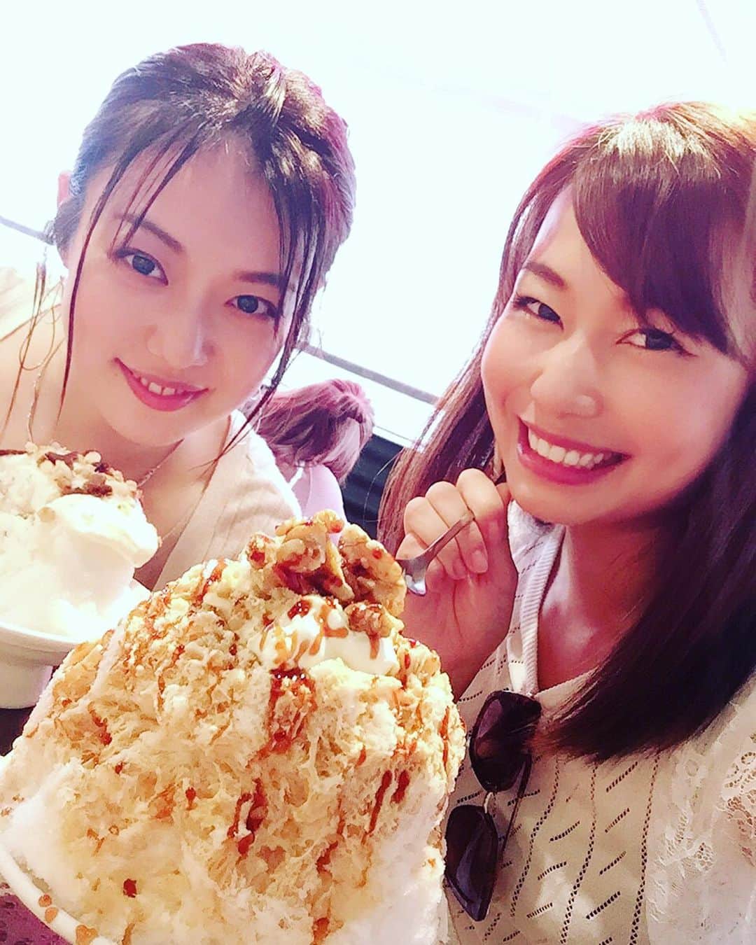 のインスタグラム：「ようとデートしたよん❤️ その後ラビちゃんも合流して女子会✨ . . 一個下さんにはいつもお世話になっております😂 なんだかんだで令和初のかき氷🍧 オシャレなんだよ〜 . . バスクチーズのかき氷と ほろ苦キャラメルナッツのかき氷 だったと思う。。。笑」