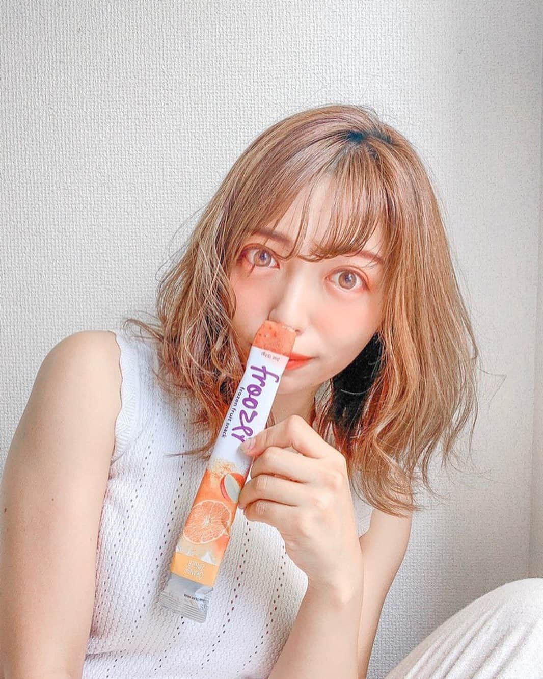 和希詩織さんのインスタグラム写真 - (和希詩織Instagram)「🍇🍊🏝🌻オレンジ美味しい🍊 暑くて食欲なくてもヘルシーなおやつでビタミン補給🙆‍♀️ . . 冷んやりフルーツおやつたまらん😝🍧 @eedun  のfroozer🍇🍊 . . フルーツそのものって感じが好き❤️ 砂糖や水は使わず遺伝子組換えでない自然のそのままのフルーツ🍇だけ❤️ カロリーは1本37kcal以下でめちゃくちゃヘルシーだから優秀💯🙆‍♀️ . . 1本で1日に必要なビタミンＣ摂取量の10～25％が補えるの😋 意識しないとビタミン取れないからこれならパクパクいける🙆‍♀️ . . スリムなパッケージも🙆‍♀️アイス食べるよりこっち食べちゃう😆❤️ . . . . . . . #froozer#eedun#フルーザー #pr#冷んやり#美食#ビタミン#アイス#おやつ#美容垢#美容大好き #氷#美肌レシピ #うまし#ハマる#ビタミンc #ビタミン補給#おうち時間 #ルーティン#ダイエット#ひんやりスイーツ #おうちカフェ」8月17日 22時27分 - kazukishiori