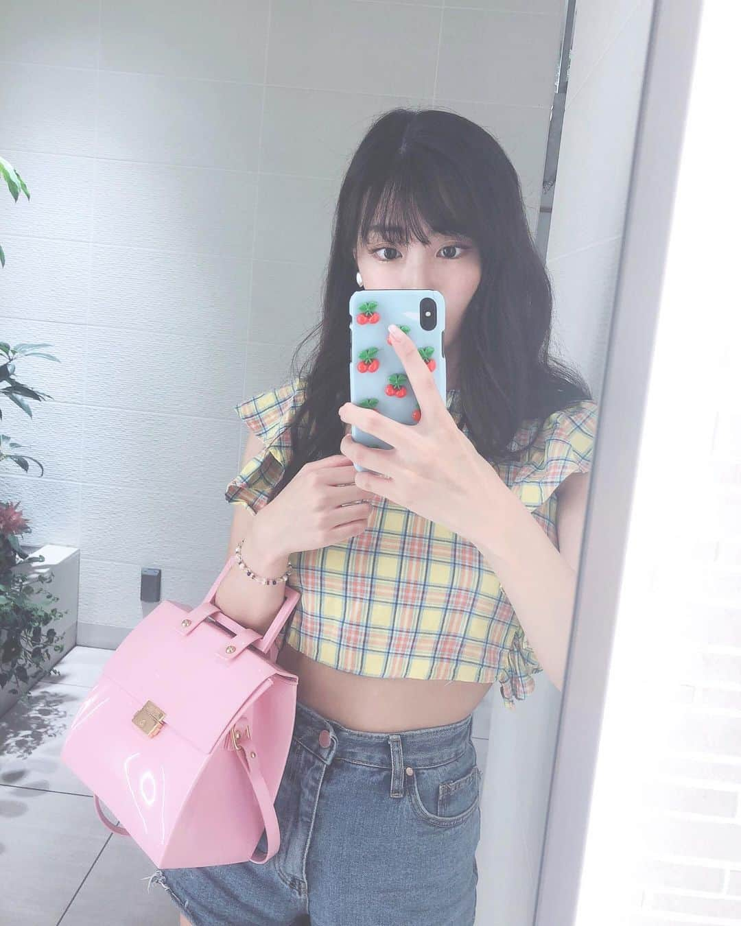 伊藤愛梨さんのインスタグラム写真 - (伊藤愛梨Instagram)「夏全開な気温だったけど、湿度が低くて過ごしやすい天気でした🌞 まだまだ暑いから気をつけなきゃ💦 . . . . . . . . . . ・ ・ ・ ・ ・ ・ ・ ・ ・ #vriacharme#ガーリー#stylenanda#可愛い#大人可愛い#コーデ#コーディネート#コスメ#メイク#オフショル#ヘアスタイル#ヘアアレンジ#ピンク#スタイル#デニム#大人カジュアル#韓国#韓国コスメ#韓国ファッション#インスタ映え#liliybrown #あいりんまる #pink#koreanfashion#koreanmakeupph  #lillilly  #新宿#onespo」8月17日 22時28分 - ilovely1007_