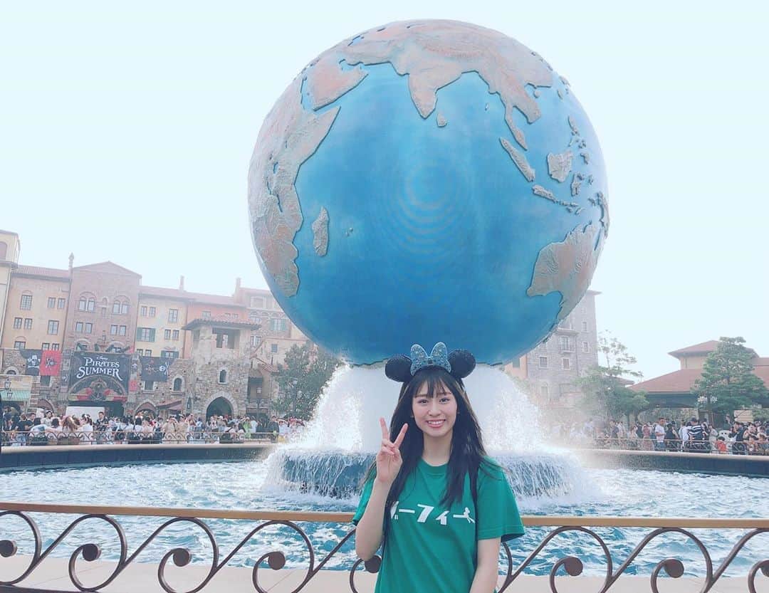内木志のインスタグラム：「地球儀の前で初めてちゃんと撮った✨ 夢の国楽しかった〜💕🐳 夕方からだったけど満喫できました😆 #ディズニーシー #グーフィー」