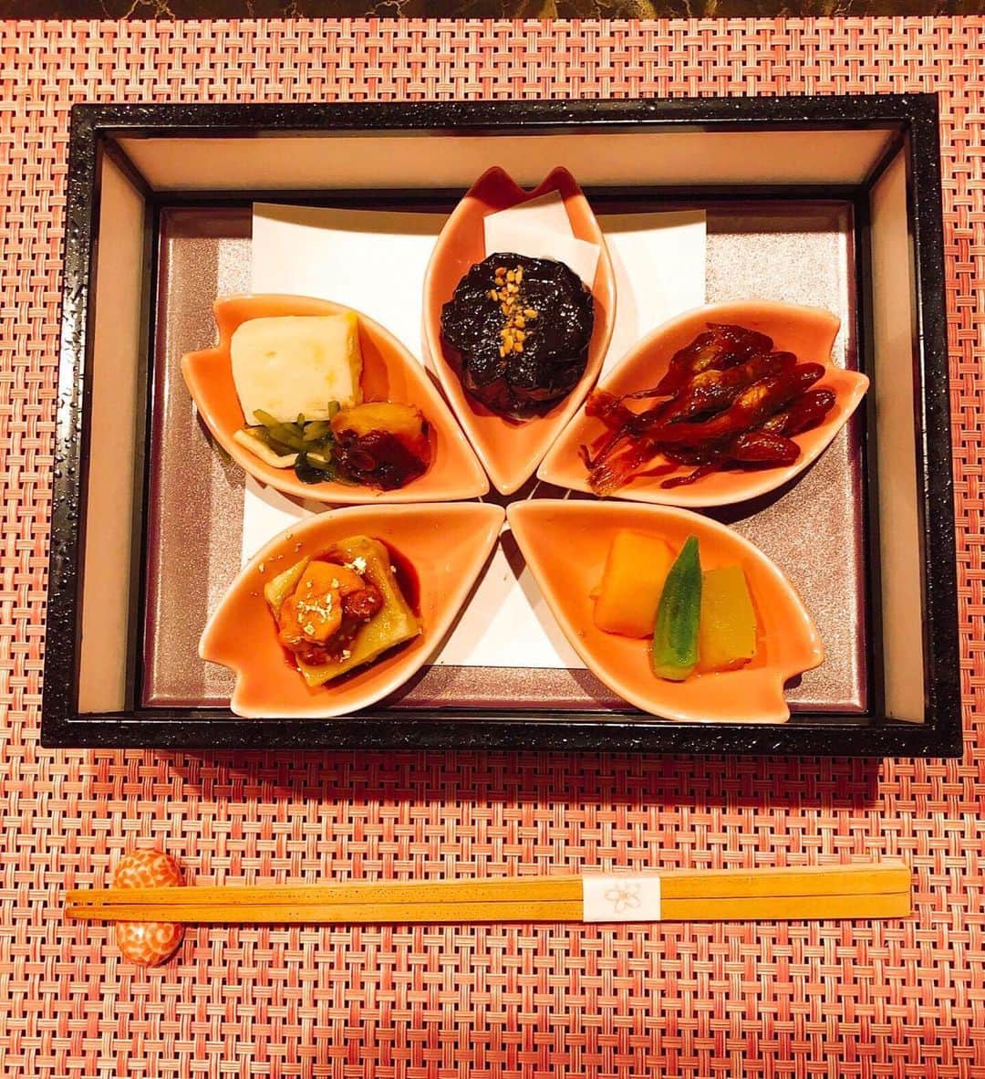 小林万希子さんのインスタグラム写真 - (小林万希子Instagram)「夏の京都へ 浴衣で散策💕 ・ 鴨川沿いは風情があっていいですね🍀 ・ ・ お昼のランチに 京野菜がたくさんつまった 京懐石をいただきました✨ ・ どれも彩りや盛り付けが綺麗で、 素材の味がいかされていて言うまでもなく美味😌♡ ・ 八寸の器や飾りつけが可愛かったです🌸🌸🌸 ・ また夜の川床もいいですよね〜 ・ 夕方から夜にかけての京都の街も大好きです😉❤️ ・ ・ #京都  #kyoto  #鴨川  #鴨川納涼床  #京懐石  #京懐石ランチ  #櫻  #納涼  #納涼床 #先斗町 #昼の京都  #夜の京都 #京都は好きですか ？」8月17日 22時29分 - macky1218