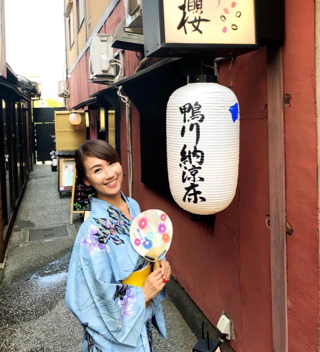 小林万希子さんのインスタグラム写真 - (小林万希子Instagram)「夏の京都へ 浴衣で散策💕 ・ 鴨川沿いは風情があっていいですね🍀 ・ ・ お昼のランチに 京野菜がたくさんつまった 京懐石をいただきました✨ ・ どれも彩りや盛り付けが綺麗で、 素材の味がいかされていて言うまでもなく美味😌♡ ・ 八寸の器や飾りつけが可愛かったです🌸🌸🌸 ・ また夜の川床もいいですよね〜 ・ 夕方から夜にかけての京都の街も大好きです😉❤️ ・ ・ #京都  #kyoto  #鴨川  #鴨川納涼床  #京懐石  #京懐石ランチ  #櫻  #納涼  #納涼床 #先斗町 #昼の京都  #夜の京都 #京都は好きですか ？」8月17日 22時29分 - macky1218