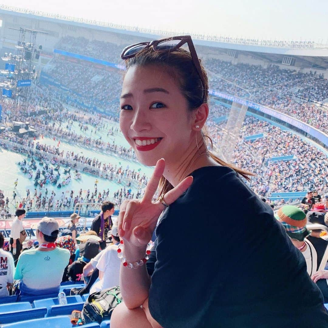 石井亜美さんのインスタグラム写真 - (石井亜美Instagram)「⚡️ . SUMMER SONIC2日目💜💗 with @miriishii . 昨日はアリーナで立ちっぱ頑張ったので 今日の後半は基本スタンド席でゆるゆる楽しみました☺️ (けど全力でノる。笑) .  今日は古着のbig Tをワンピみたいに着てました🇬🇧 . ひげだん→ホルモン→SUPER BEAVER→RANCID→マンウィズ→RAD→レッチリと楽しんだよ🌶 . . 以下、自己満で記させて下さい。笑 ひげだん→音源のperfect感をさらに上回る気持ち良い歌唱力、パフォーマンスも楽しすぎて頭抱えた...！！ 生pretenderは涙でした。ワンマン行きたいなぁ。 . ホルモン→今年からハマっているホルモン！初めて観れた！(2号店はビバラでちょこっとかじった！笑) ドリルのように突き抜ける音が最高で、腹ペコの皆さんヘドバンは圧巻だった🤣MC面白すぎてw ホルモン、もっともっと聴き込んでいきたーーーい！ . ビーバー→ホルモンから急いで戻ったけど後半二曲しか聴けなかった...のに本日もしっかり心掴まれました...！ 「秘密」が聴けて嬉しかった〜。ビーバーの世界観と歌詞が好きだ〜。 . RANCID→予習せず飛び込んで観ましたが思わずノリ出したくなるパンク感！打ち付けるような音がたまらなかった！！！音源で聴いてみよう！！ . マンウィズ→いやゲスト豪華すぎ！！！笑 マンウィズだけでも大好きなのに、ゲスト豪華すぎ！w タイムテーブルがかぶって死ぬほど観たかったのに観られなかったアーティストさん達が続々と出てきてくださって有り難かった🤣🤣そして最近聴き込んでいた布袋さんとの曲が！！！！！布袋さんと共にお届けされるという！！！どんなサプライズ！！！ 大勢でのfly awayはフェスにならではの幸せ情景🙌 . RAD→うおぉぉぉこれがRADなのかああああ！！！！← 世界観に一気に引き込まれ、夕暮れの中にメロディーと歌詞が溶け込んで、幻想的だった。 「天気の子」観ていてよかったわぁ...けどやっぱり前前前世は歌ってほしかったーーー🥺 . レッチリ→は！？！？！？かっこよすぎてはっ！？！？ アンソニーが出てくる前に楽器隊の皆様だけで演奏していた時点で痺れすぎてこの先どうなるやら！？と 思っていたのですが、ボーカルも合わさったらもうそこはレジェンドの舞台でした... 個人的にはもうベースとギターが！！！！！ この音だけでご飯3杯食べられるカッコよさ...！ それにドスッとしたドラムが合わさり、声が重なって、永遠に聴いていたい最高のロックが生み出されていました...やはり伝説は伝説だった...！ 同じ時代に生きることが出来て本当に良かった！！ . 以上、その他にもなぜそこがタイムテーブルかぶるんだ、、、、やめてくれ、、、！！ という、観たくてもどうしても観られなかったアーティストさんもおります🤦🏼‍♀️が、サマソニ2日目レポでした❤️ 1日目も昨日の投稿に書き足そうっと！！ . ぁあああ音楽最高っ！フェス最高っ！ 生きる喜び！！！！！！ . . #summersonic #summersonic2019 #fashion #summersonictokyo #festivalfashion #radwimps #manwithamission #rancid #redhotchilipeppers」8月17日 22時39分 - ami_ishii_