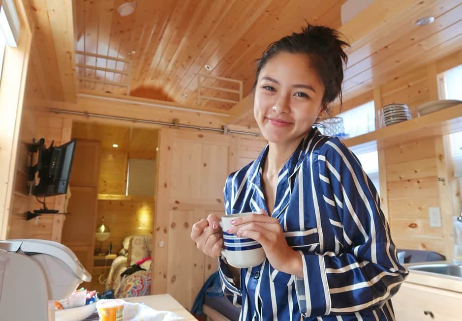 Kim Chiuさんのインスタグラム写真 - (Kim ChiuInstagram)「from capsule hotel experience now its a #TinyHouse experience!!!🏠 after asap bay area i decided to do a little #KIMadvenCHIUre been curious about #TinyHouselove and cant believe im finally here!!!😁 watch my latest video on my channel as I experience one night in this cutesie bitsie luxury tiny house in San Francisco, let me take you on a tour and review!!! hahahha pakeme lang!! 😅😅 ofcourse with the critic ate @haidzfernandez 😂😂😂 this is fun!!!💗💗💗 #supercute link in my bio or you can visit my channel kim chiu ph 💋 see you there!!!😘」8月17日 22時33分 - chinitaprincess