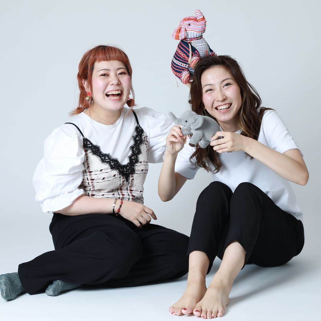 平川はる香のインスタグラム：「. この写真お気に入り😌✨ 撮影の時はいっつもヘアメイクお願いしてるふみなさん☺︎ たまに姉妹だと思われるんだけど、この写真みて納得した。確かに笑い顔似てる😂 . アニー地方公演中の忙しいなかありがとう🕊 . . . #shooting#photo#コンポジ#コンポジット#撮影#作品撮り#作撮り#アー写#アーティスト写真#ヘアメイク#モデル#女優#作撮りモデル」