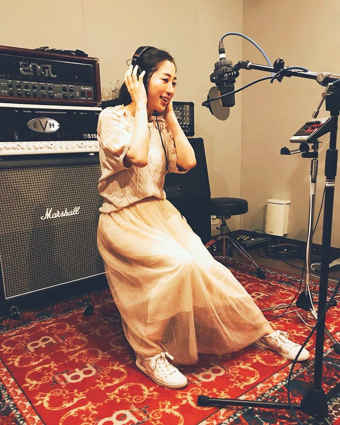 名越涼子さんのインスタグラム写真 - (名越涼子Instagram)「🎤 ボイス収録の途中で「歌ってる風に撮りたい」とお願いして撮ってもらったら、予想外の哀愁感にふるえる。 ・ ・ ・ ・  一一一一一一一一一一一一一 #ボイス#voice#収録 #声#声のお仕事  #スタジオ#studio #哀愁感」8月17日 22時37分 - nagoshi_ryo