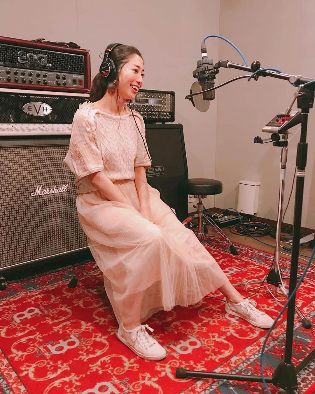 名越涼子さんのインスタグラム写真 - (名越涼子Instagram)「🎤 ボイス収録の途中で「歌ってる風に撮りたい」とお願いして撮ってもらったら、予想外の哀愁感にふるえる。 ・ ・ ・ ・  一一一一一一一一一一一一一 #ボイス#voice#収録 #声#声のお仕事  #スタジオ#studio #哀愁感」8月17日 22時37分 - nagoshi_ryo