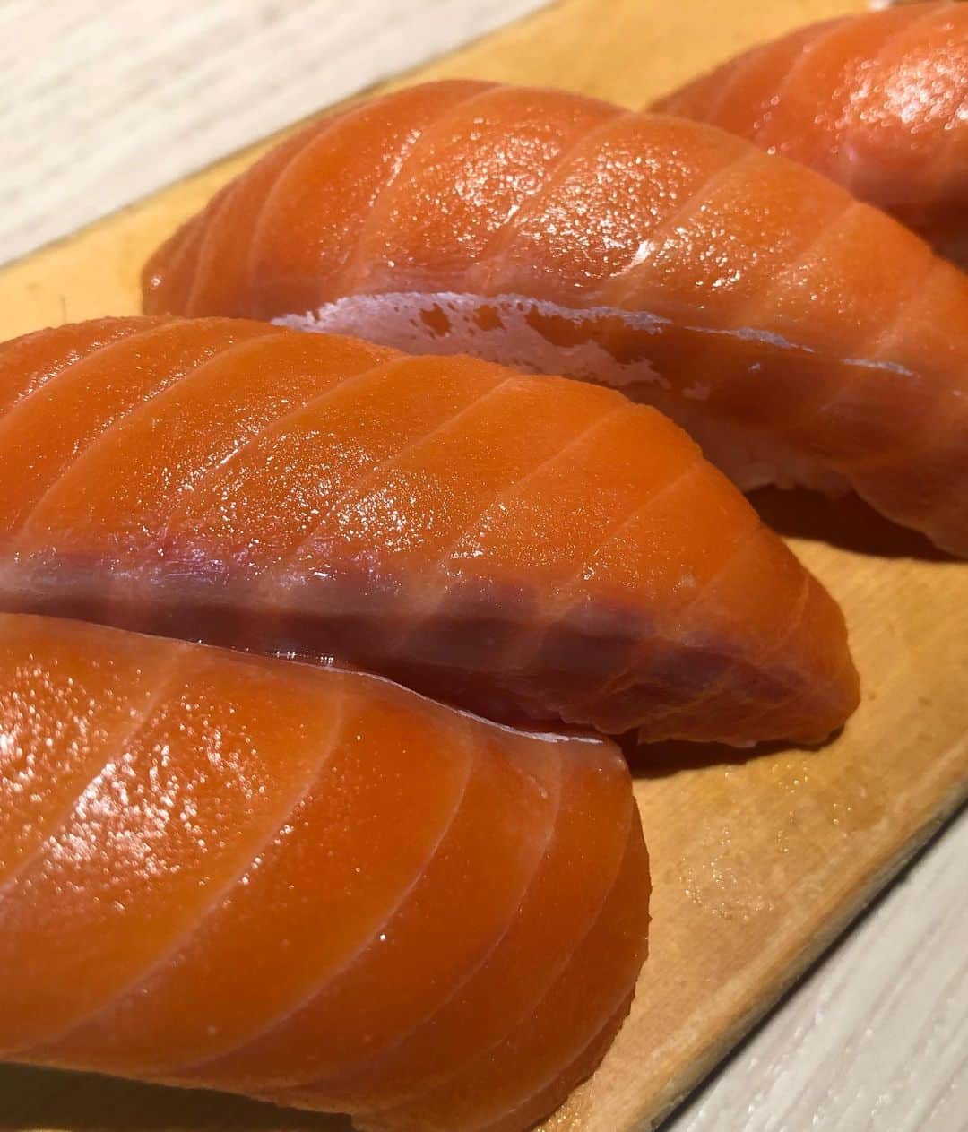 やしろななさんのインスタグラム写真 - (やしろななInstagram)「寿司最高に美味しかった🍣♥️ 大好きなサーモンも最高に美味しかったよ🤤💛 ・ 明日はプールだあ楽しっ🎶  #松栄 💛」8月17日 22時40分 - 8467_0
