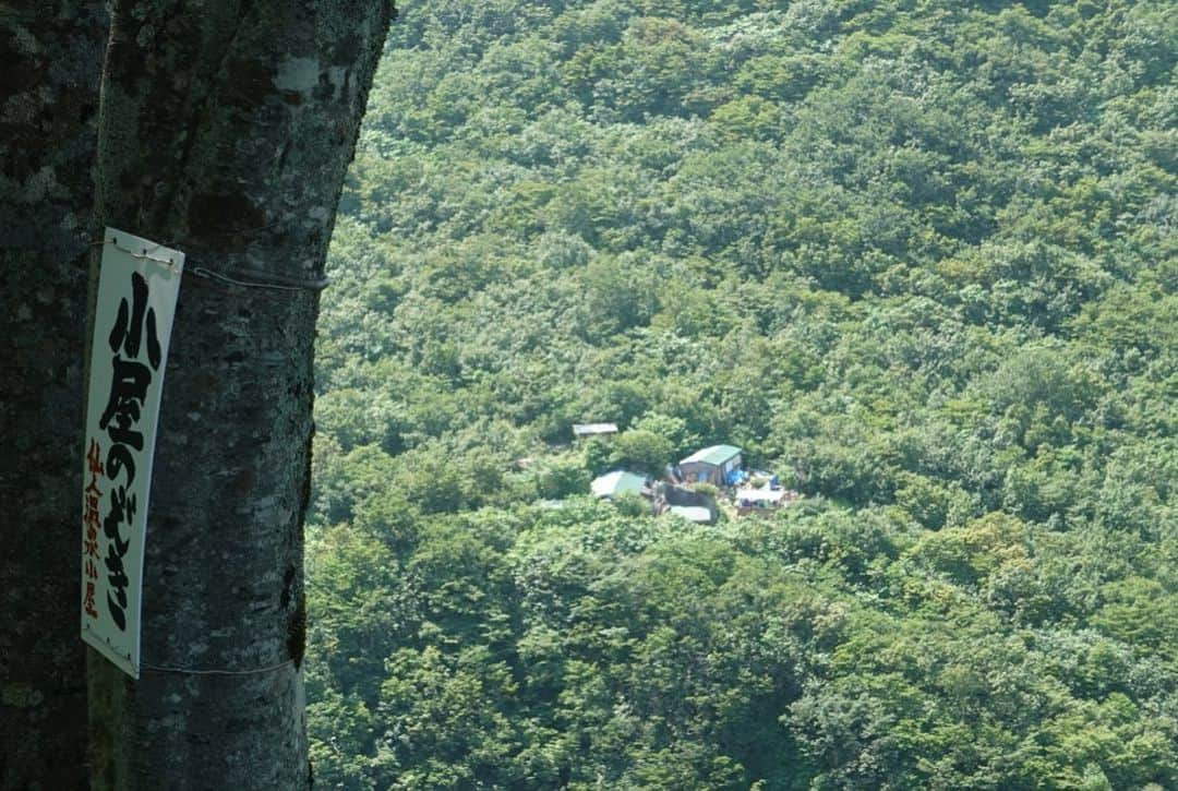 北出恭子さんのインスタグラム写真 - (北出恭子Instagram)「秘境中の秘境温泉⛰ 仙人温泉小屋♨️ 登山して、片道15時間以上かかりました🥾💦 80度くらいの斜面を数時間ずっとよじ登り、足を踏み出せば即死するであろう断崖絶壁、川やトンネルをいくつも超えて、死ぬ思いでなんとかたどり着きました☠️ もう二度と行きたくないです（笑）  #仙人温泉小屋 #秘境温泉 #登山 #秘湯 #富山県 #温泉 #温泉家 #温泉タレント  #温泉専門家 #北出恭子 #温泉大好き #温泉旅行 #旅行 #旅 #女子旅 #美肌 #japantrip #traveljapan #girlstrip #onsen #溫泉 #온천 #น้ำพุร้อน #sourcechaude #hotsprings #travelgram #lovejapan #spa #model #kitadekyoko」8月17日 22時41分 - onsen.expert_kitadekyoko