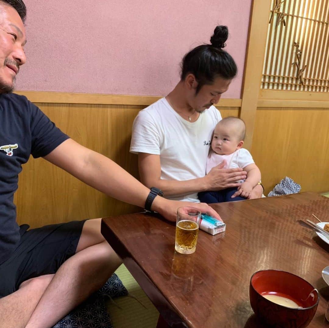 宮島三郎さんのインスタグラム写真 - (宮島三郎Instagram)「1日お盆休みで地元に帰った。 友達の赤ちゃんが前はなんでも笑ってくれてたけど警戒心を持つようになった。それがなんかすごいいい感じに思えた、成長って最高という話です。 #りっちゃん #徳のある顔 #かわいい」8月17日 22時41分 - saburo0804