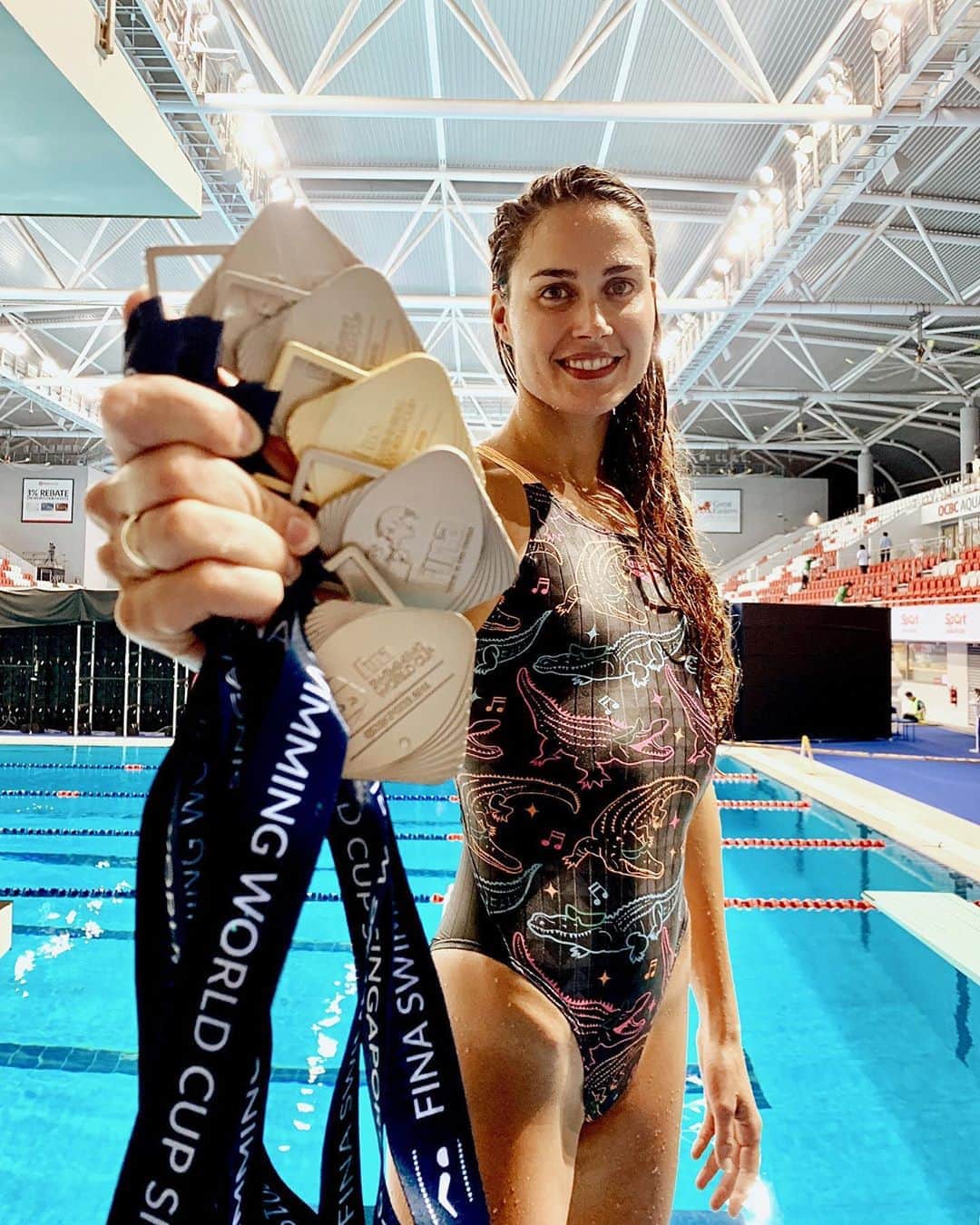 ズザンナ・ヤカボスのインスタグラム：「Singapore was great, im really happy with my swims 🥈🥈🥇🥈🥈 #summerstartsnow #swc2019 #singapore #medals #swimming #worldcup #fina1908」