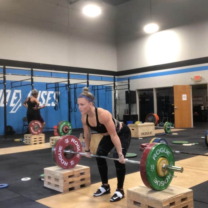 モーガン・キングのインスタグラム：「COMMUNICATION. Every human is different in the way they learn anything new. The trick is the finding what works for YOU. • Coach @spencergarnold and I have been working hard on tweaks in my technique to reach maximum efficiency. He will send our team individual goals for the day. Our conversations usually go something as follows... • Me: Spencer, I’m really trying to work on driving with the legs in the clean but I’m also working on staying more into my heels in the dip, and finishing my drive in the jerk so that I can get my head through and not jolt the bar. • Spencer: If you just do the dip right, you won’t have to think about driving the bar high because it will already be there. • That was this moment in the first jerk. Too many times we get into our own heads and think that every detail is going to be fixed that day. It’s important to come in with one goal and work tirelessly on it. Minute changes make a big deal in the long run. When I get an “aha” moment, i try to feel that moment so I can replicate it and remember it for future. (Doesn’t always work first try 🥴) • • • #weightlifting #noexcusescrossfit #teamusa #worldprep #powerandgraceperformance #usaw #communication #letsbegreat」