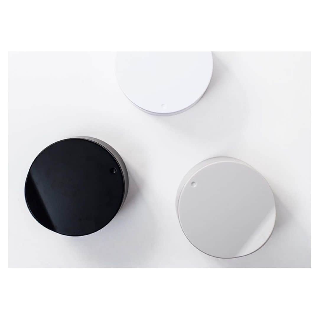 ideaco online storeさんのインスタグラム写真 - (ideaco online storeInstagram)「・ 使いやすさと清潔さ。 どっちも叶えるキッチンゴミ箱"flat20"。 ・ 背の高さは13cmでキッチンの卓上にあっても圧迫感がない☺︎ ゴミ袋を掛けたボトムゴミ箱に、蓋付きのカバーをカチッと被せてセットすれば、ゴミ袋もゴミも外から見えず、清潔感◎ 蓋を開けた投入口も丸く大きいので、まな板から直接生ゴミを入れられて使いやすい◎ ・ プッシュ部分の黒い部品『プッシュラッチ』は使い込むとどうしても故障しやすい部品でもあるので、イデアコオンランストアにて単品購入が可能です✌︎ 1点:172円(税込) 1回の注文につき送料切手代82円〠 ・ ・ #ideaco#イデアコ#ゴミ箱#キッチンゴミ箱#flat20#フラット20#キッチンインテリア#シンプルキッチン#シンプルライフ#シンプルホーム#シンプルな暮らし#シンプル#暮らしのアイデア #スマートキッチン#マイホーム#シンプルな生活 #持たない暮らし#ホワイトインテリア#ホワイトキッチン#キッチン雑貨#simpleinterior #リペア#イデアコチューブラー#kitcheninterior#simplekitchen」8月17日 22時45分 - ideaco_home