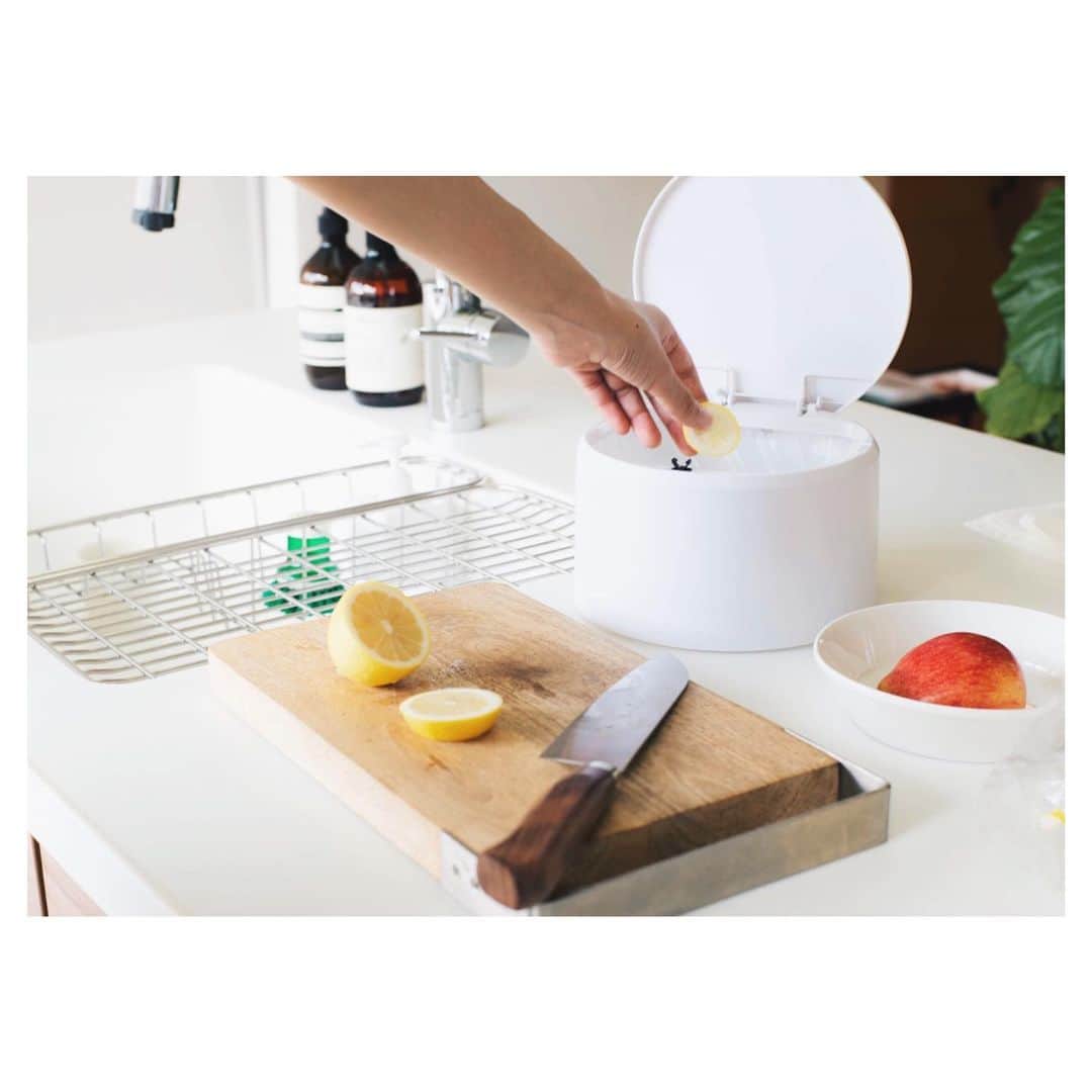 ideaco online storeさんのインスタグラム写真 - (ideaco online storeInstagram)「・ 使いやすさと清潔さ。 どっちも叶えるキッチンゴミ箱"flat20"。 ・ 背の高さは13cmでキッチンの卓上にあっても圧迫感がない☺︎ ゴミ袋を掛けたボトムゴミ箱に、蓋付きのカバーをカチッと被せてセットすれば、ゴミ袋もゴミも外から見えず、清潔感◎ 蓋を開けた投入口も丸く大きいので、まな板から直接生ゴミを入れられて使いやすい◎ ・ プッシュ部分の黒い部品『プッシュラッチ』は使い込むとどうしても故障しやすい部品でもあるので、イデアコオンランストアにて単品購入が可能です✌︎ 1点:172円(税込) 1回の注文につき送料切手代82円〠 ・ ・ #ideaco#イデアコ#ゴミ箱#キッチンゴミ箱#flat20#フラット20#キッチンインテリア#シンプルキッチン#シンプルライフ#シンプルホーム#シンプルな暮らし#シンプル#暮らしのアイデア #スマートキッチン#マイホーム#シンプルな生活 #持たない暮らし#ホワイトインテリア#ホワイトキッチン#キッチン雑貨#simpleinterior #リペア#イデアコチューブラー#kitcheninterior#simplekitchen」8月17日 22時45分 - ideaco_home