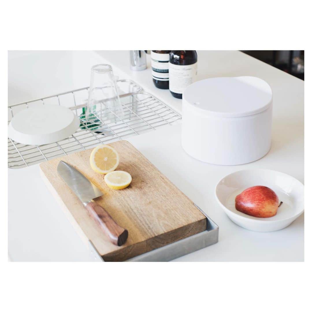 ideaco online storeさんのインスタグラム写真 - (ideaco online storeInstagram)「・ 使いやすさと清潔さ。 どっちも叶えるキッチンゴミ箱"flat20"。 ・ 背の高さは13cmでキッチンの卓上にあっても圧迫感がない☺︎ ゴミ袋を掛けたボトムゴミ箱に、蓋付きのカバーをカチッと被せてセットすれば、ゴミ袋もゴミも外から見えず、清潔感◎ 蓋を開けた投入口も丸く大きいので、まな板から直接生ゴミを入れられて使いやすい◎ ・ プッシュ部分の黒い部品『プッシュラッチ』は使い込むとどうしても故障しやすい部品でもあるので、イデアコオンランストアにて単品購入が可能です✌︎ 1点:172円(税込) 1回の注文につき送料切手代82円〠 ・ ・ #ideaco#イデアコ#ゴミ箱#キッチンゴミ箱#flat20#フラット20#キッチンインテリア#シンプルキッチン#シンプルライフ#シンプルホーム#シンプルな暮らし#シンプル#暮らしのアイデア #スマートキッチン#マイホーム#シンプルな生活 #持たない暮らし#ホワイトインテリア#ホワイトキッチン#キッチン雑貨#simpleinterior #リペア#イデアコチューブラー#kitcheninterior#simplekitchen」8月17日 22時45分 - ideaco_home