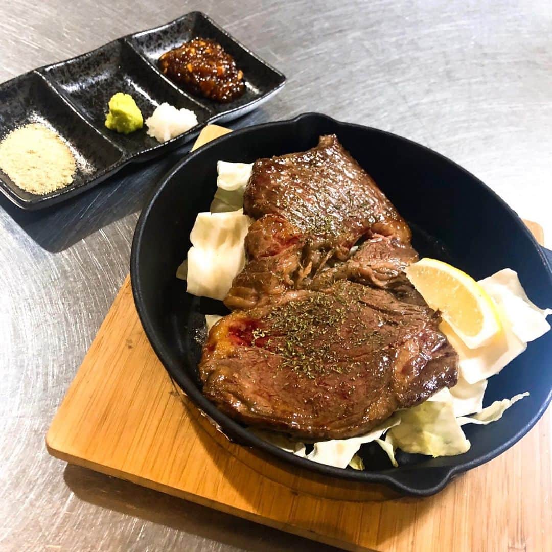 のインスタグラム：「毎度おおきに〜〜😎 知床漁場枚方店です🍻🔥 たくさんのご来店ありがとうございました‼️ 本日ご紹介するのは【アンガス牛ステーキ】です🥩🍖 是非食べにお越してください〜  #大阪グルメ #北海道 #枚方 #知床 #大阪居酒屋 #海鮮 #お肉 #ステーキ #あつあつ #🥩 #🐟」