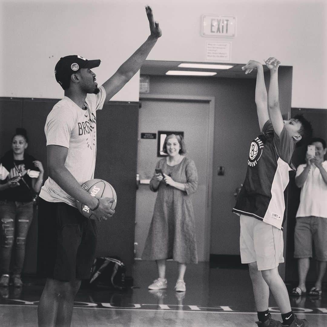 Brooklyn Netsさんのインスタグラム写真 - (Brooklyn NetsInstagram)「📸 Theo guest teaching at our Brooklyn Nets Basketball Academy Camp yesterday!」8月17日 22時48分 - brooklynnets