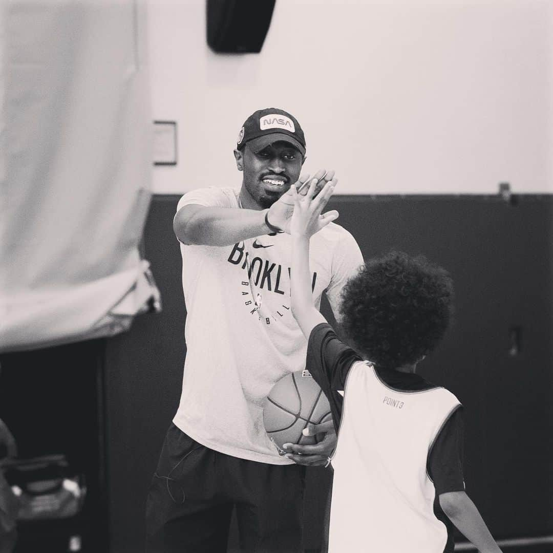 Brooklyn Netsさんのインスタグラム写真 - (Brooklyn NetsInstagram)「📸 Theo guest teaching at our Brooklyn Nets Basketball Academy Camp yesterday!」8月17日 22時48分 - brooklynnets