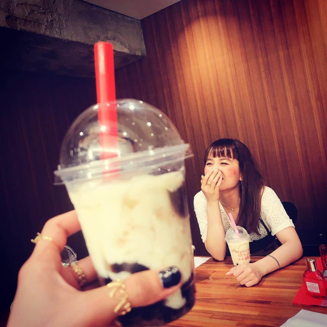 小春のインスタグラム：「豆花🍹トーファ 普通のタピオカよりうめぇトーファトーファトーファ🍹  女子感あるでしょ女子だもの（必死）  #姉カメラ」