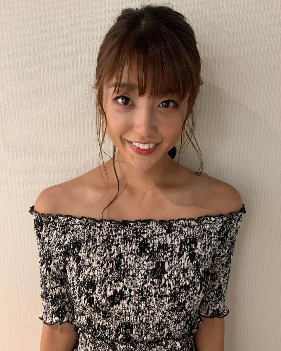 岡副麻希さんのインスタグラム写真 - (岡副麻希Instagram)「🍍 今夜の『#千鳥のジョブラバーズ 』﻿ ﻿ #朝日放送（25時40分〜）﻿ ﻿ #セルライトスパ のお二人が﻿ #グランピング 施設のお仕事体験👒💫﻿ 想像以上に大変な裏側でした…🥺﻿ ﻿ #快適の裏には誰かが頑張ってくれてる﻿ #ありがとうございます #不意をたくさん突かれ笑い虫が発生﻿ ﻿ 衣装がリゾート🏝風だったので﻿ 気分は#ディズニープリンセス 👑🥳 one-piece#eclin」8月17日 22時51分 - maki_okazoe_official