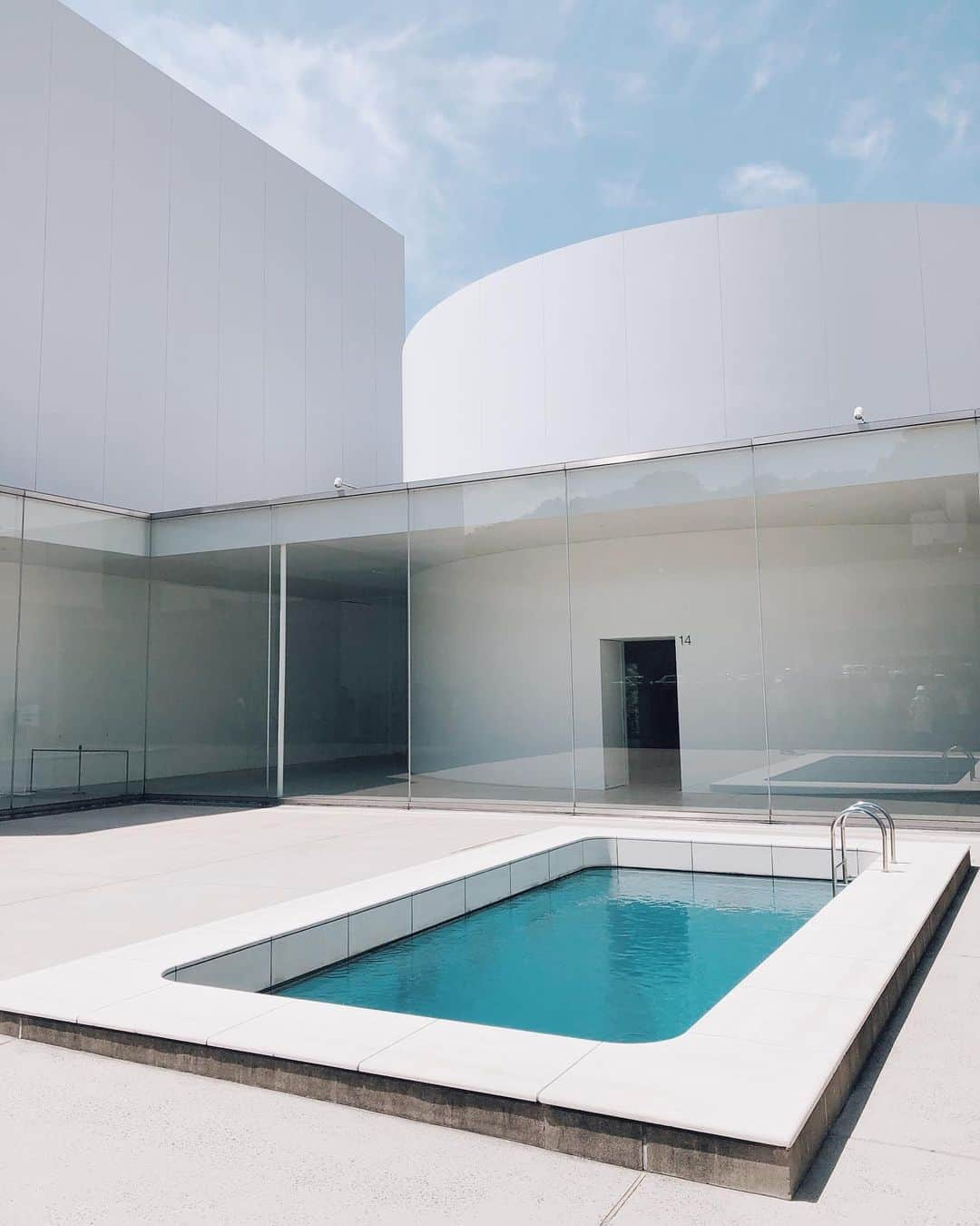 久林紘子さんのインスタグラム写真 - (久林紘子Instagram)「.﻿ "The Swimming Pool"﻿ Leandro Erlich 🏊‍♀️🏊‍♀️🏊‍♀️﻿ ﻿ ﻿ ﻿ ﻿ 金沢21世紀美術館。﻿ 2日間通って企画展、恒久展示作品共にじっくりと堪能♡🤤﻿ 企画展「粟津潔 デザインになにができるか」もすごくよかった。色褪せないかっこいいデザイン。天才的。﻿ ﻿ #21stCenturyMuseumofContemporaryArtKanazawa#artexhibition #architecture #photography #LeandroErlich ﻿ #contemporaryart #kanazawa ﻿#金沢21世紀美術館 #粟津潔 #粟津潔デザインになにができるか #スイミングプール #レアンドロエルリッヒ #金沢 #美術館巡り ﻿#アート好きな人と繋がりたい」8月17日 22時52分 - rohicocco