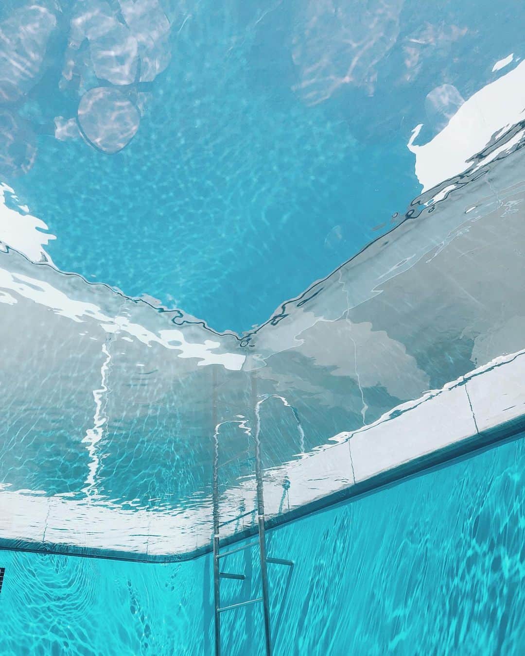 久林紘子さんのインスタグラム写真 - (久林紘子Instagram)「.﻿ "The Swimming Pool"﻿ Leandro Erlich 🏊‍♀️🏊‍♀️🏊‍♀️﻿ ﻿ ﻿ ﻿ ﻿ 金沢21世紀美術館。﻿ 2日間通って企画展、恒久展示作品共にじっくりと堪能♡🤤﻿ 企画展「粟津潔 デザインになにができるか」もすごくよかった。色褪せないかっこいいデザイン。天才的。﻿ ﻿ #21stCenturyMuseumofContemporaryArtKanazawa #artexhibition #architecture #photography #LeandroErlich ﻿ #contemporaryart #kanazawa ﻿#金沢21世紀美術館 #粟津潔 #粟津潔デザインになにができるか #スイミングプール #レアンドロエルリッヒ #金沢 #美術館巡り ﻿#アート好きな人と繋がりたい」8月17日 22時52分 - rohicocco