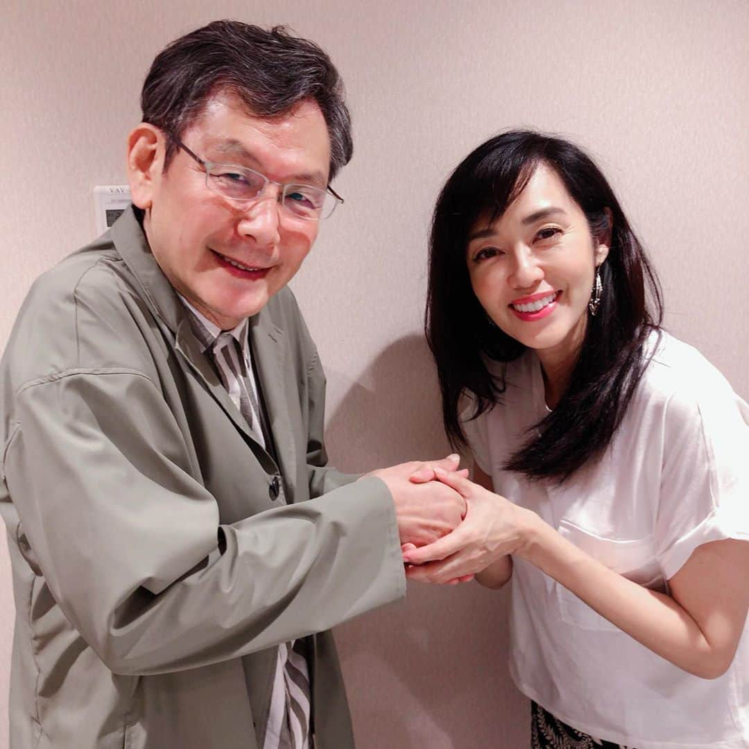 早見優さんのインスタグラム写真 - (早見優Instagram)「後藤アナとなぜ握手しているのか、、、 それは、今夜のラジオ深夜便ビギナーズ聞いてくださーい！ 今夜11時からです。 #ラジオ深夜便ビギナーズ #後藤繁榮 さん #nhkradio #生放送」8月17日 22時53分 - yuyuhayami