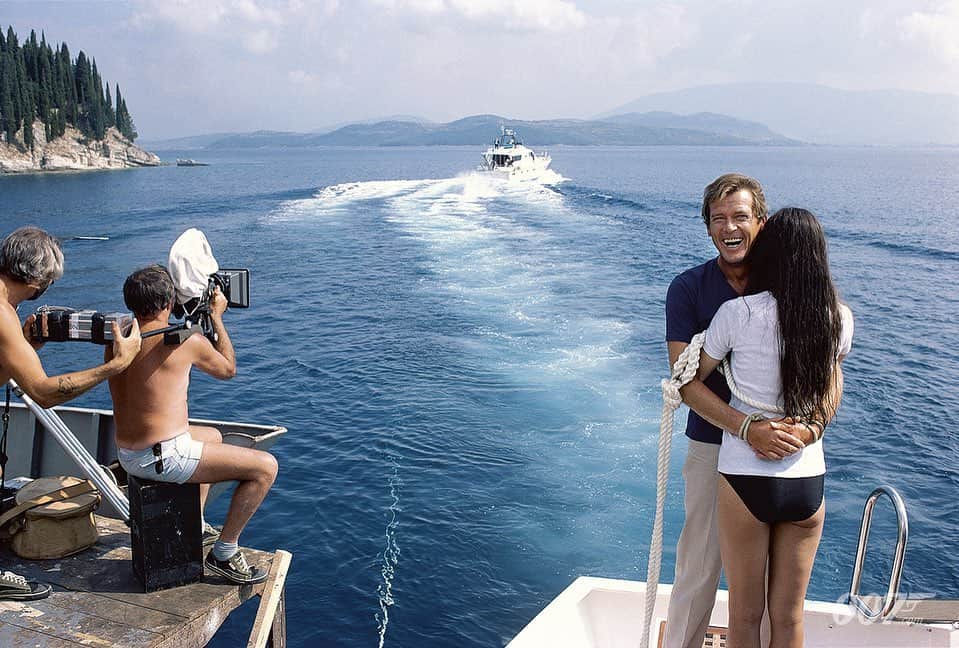 James Bond 007さんのインスタグラム写真 - (James Bond 007Instagram)「Making James Bond movies sometimes involves fun in the sun. #JamesBond #007 #RogerMoore #DanielCraig」8月17日 22時59分 - 007
