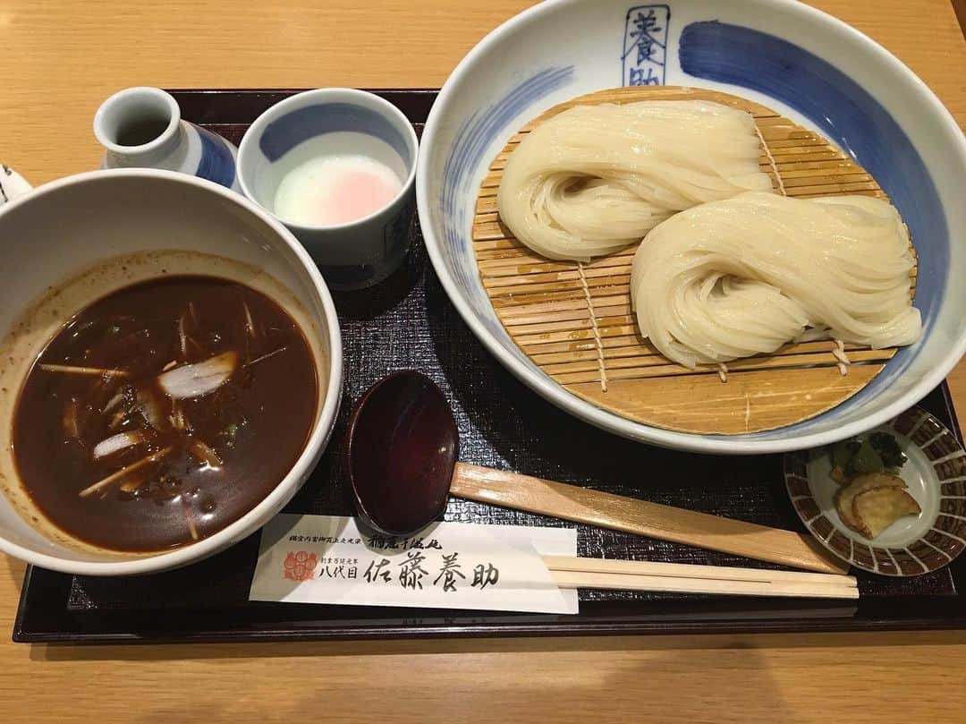 のインスタグラム：「今日はレコーディング後に、ちょいとお高めな美味しいおうどん屋さんに連れて行ってもらいました✨ 温玉肉味噌美味しかった🤤 そしてだし巻きが最高でした✨」