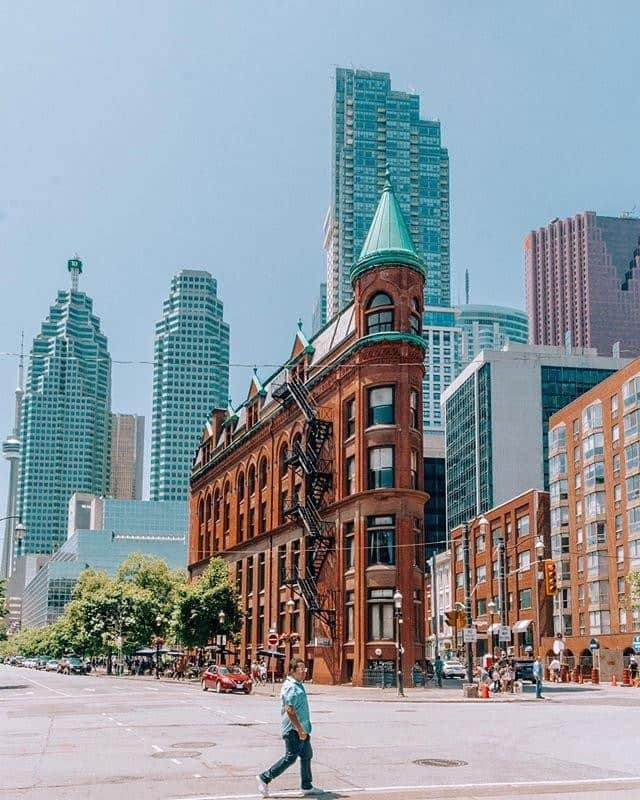 Explore Canadaさんのインスタグラム写真 - (Explore CanadaInstagram)「Taking a wander along Toronto’s downtown streets is perfect for curious minds looking to experience something new with every step. Looking for an interesting perspective? Try the CN Tower’s (@cntower) EdgeWalk that lets you safely walk on the edge of the tower. Sitting 356 metres (1167 feet) above Toronto’s downtown makes it a thrill seekers dream come true. If you’d rather take in the view in a more leisurely way then the revolving restaurant just below can do just that. #ExploreCanada ⁠ 📷: @viajeropeligro⁠ 📍: @seetorontonow, @ontariotravel⁠ .⁠ #SeeTorontoNow #DiscoverON」8月17日 23時00分 - explorecanada